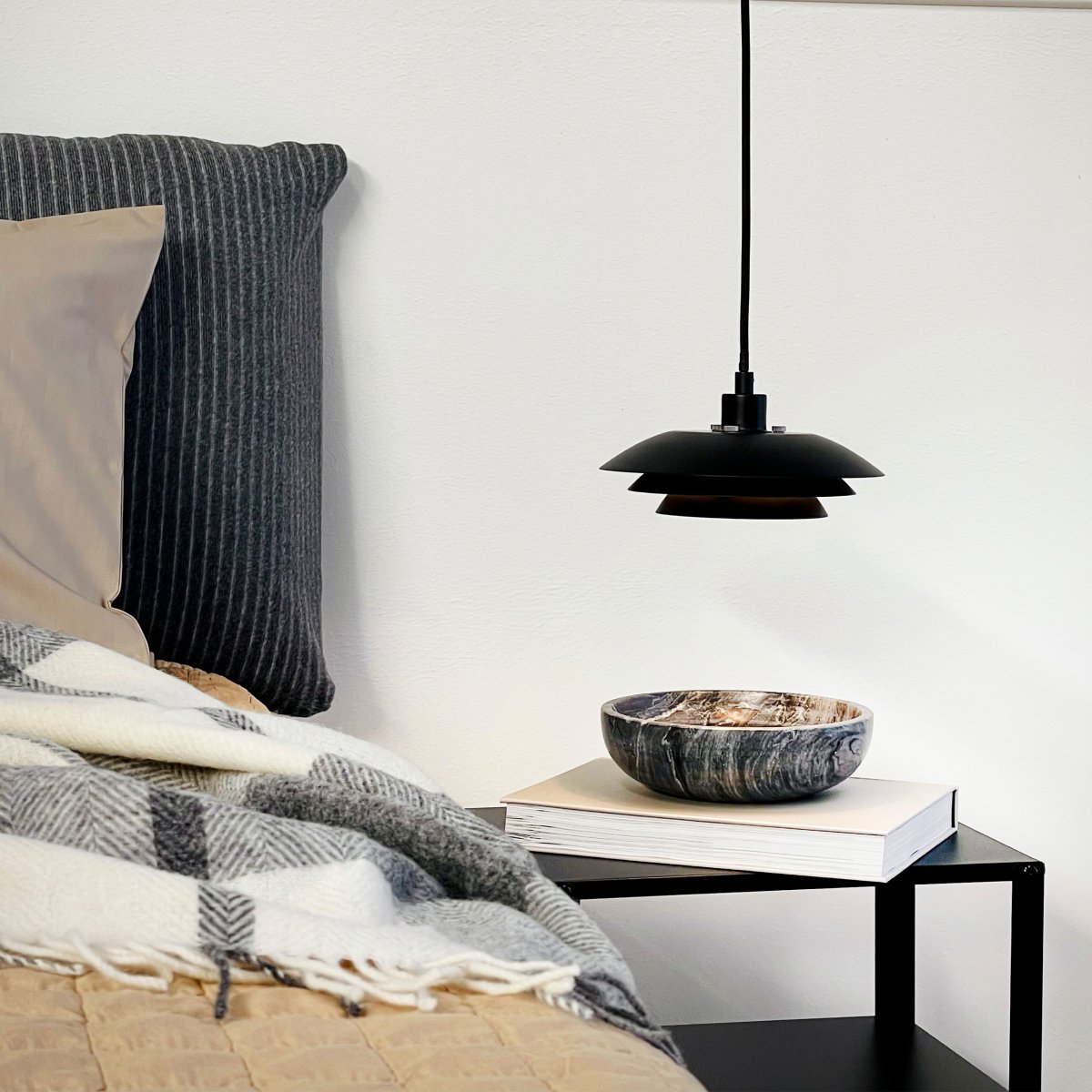 DL20 Ø20 Svart taklampa från Dyberg Larsen - Lamporna har samma enkla och klassiska uttryck med tre sk&auml;rmar, men med en diameter p&aring; 20 cm &auml;r de l&auml;tta att installera och passar in i olika milj&ouml;er.