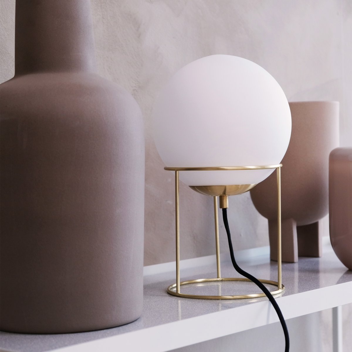 Madrid 34cm Mässing bordslampa från Dyberg Larsen - Den minimalistiska designen passar perfekt i b&aring;de moderna och klassiska inredningar och skapar ett mjukt och behagligt ljus som sprider en varm atmosf&auml;r i rummet.