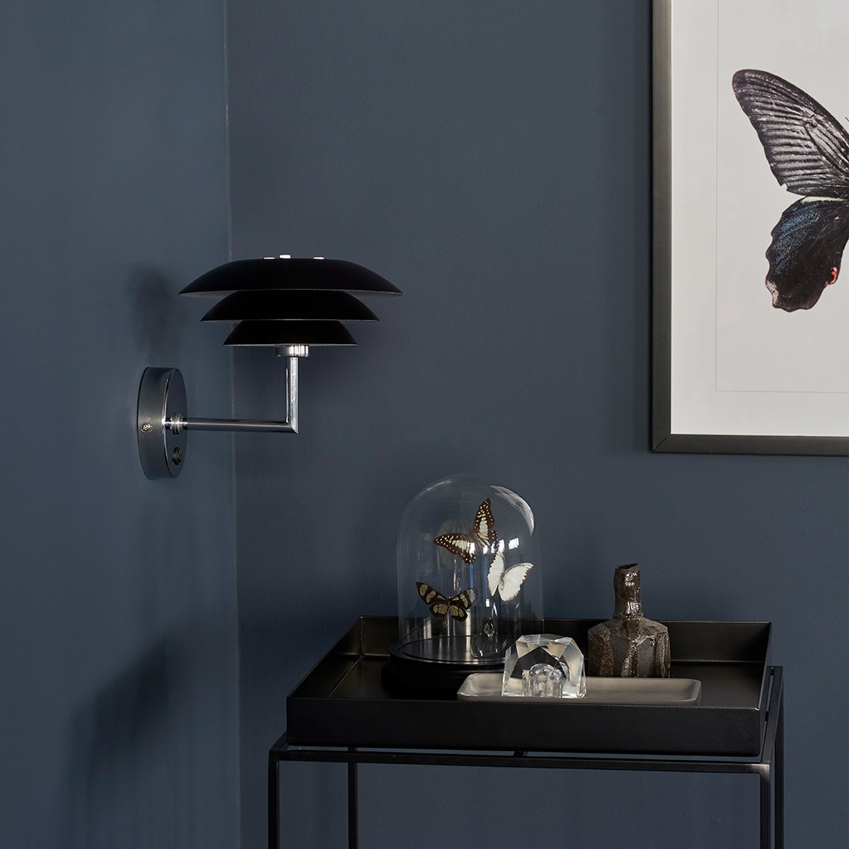 DL20 Svart vägglampa från Dyberg Larsen - V&auml;gglampan DL20 har en klassisk och enkel design med tre sk&auml;rmar som skapar ett fint och bl&auml;ndfritt ljus.