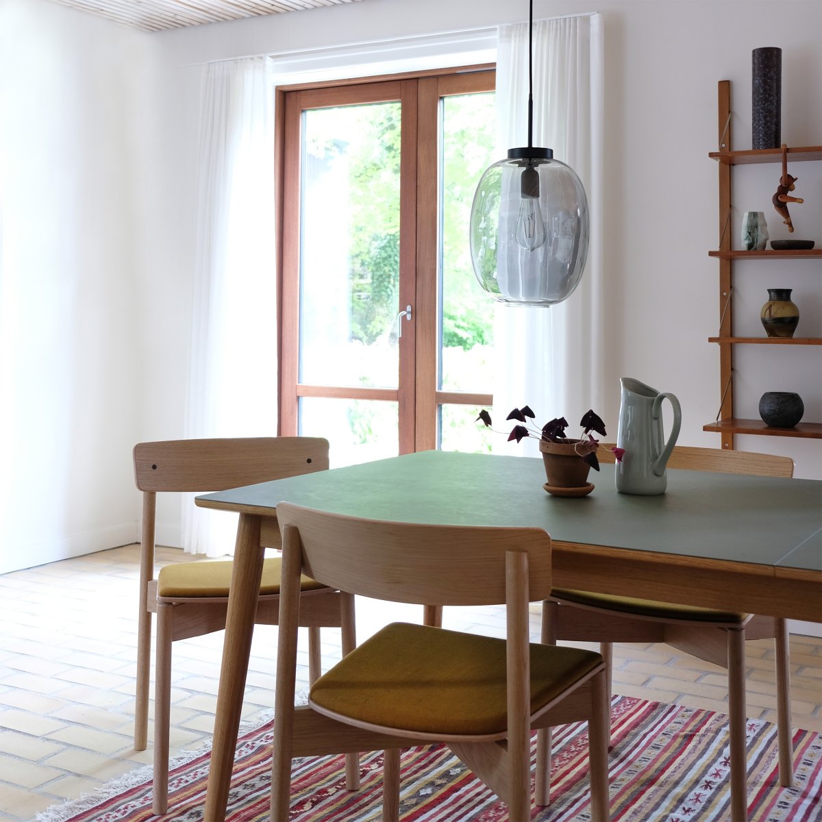 DL39 Ø25 Svart taklampa från Dyberg Larsen - DL39 &auml;r en elegant och modern pendel.