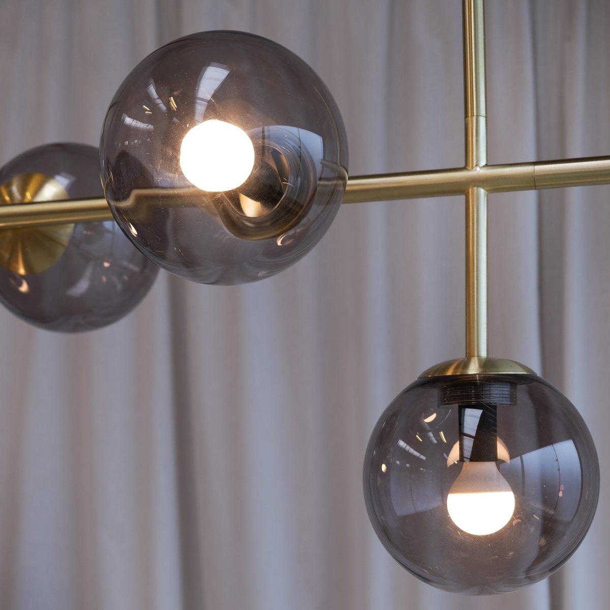 Como 93cm Mässing taklampa från Dyberg Larsen - De vackra detaljerna ger lampan en unik karakt&auml;r, d&auml;r skillnaden i m&auml;ssingsmaterial mellan upph&auml;ngningen och den sista delen av lampan markerar &ouml;verg&aring;ngen fr&aring;n upph&auml;ngning till lampa.