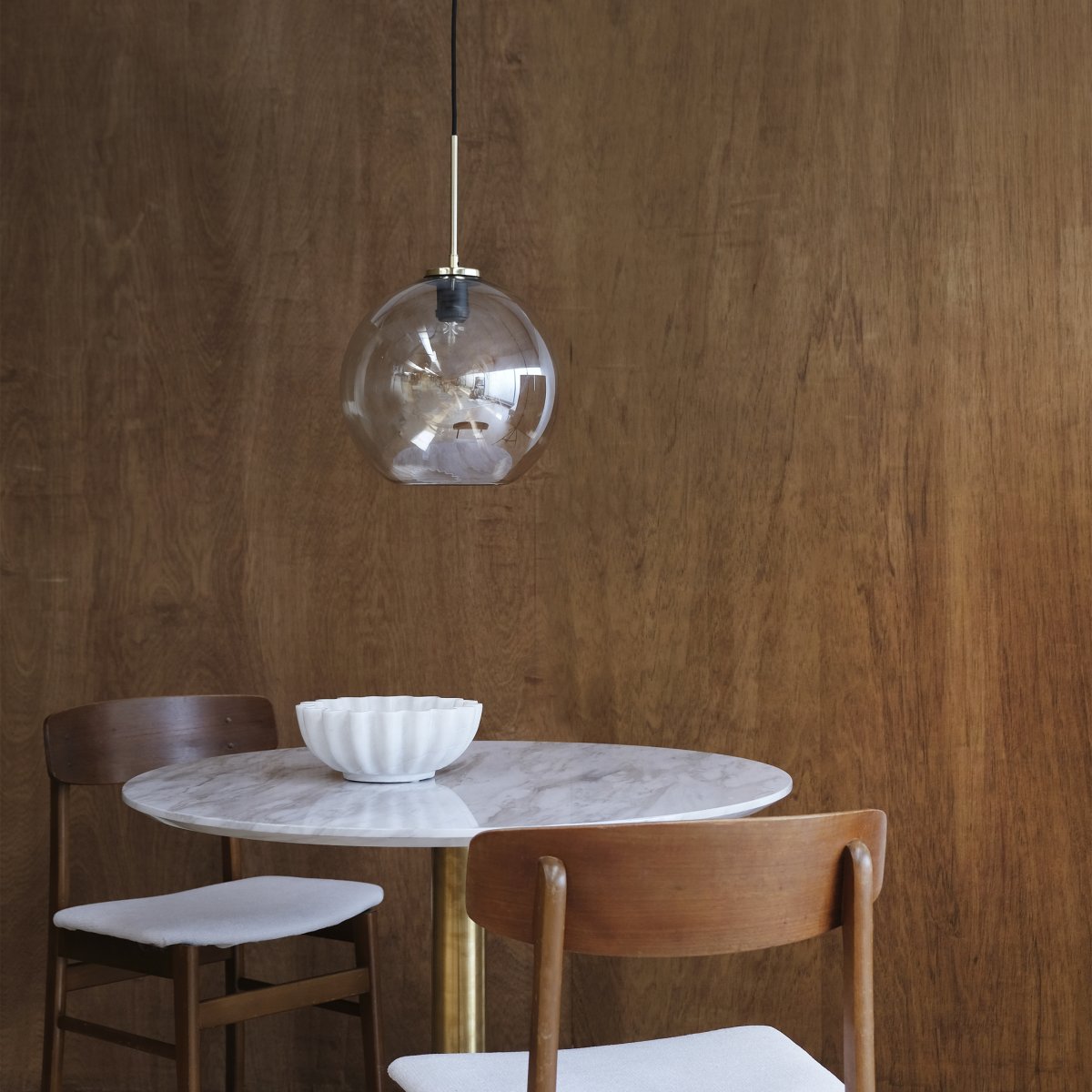 Loop Ø30 Mässing taklampa från Dyberg Larsen - Loop pendel &auml;r en elegant och stilren taklampa som tillf&ouml;r en h&auml;rlig atmosf&auml;r i hemmet.
