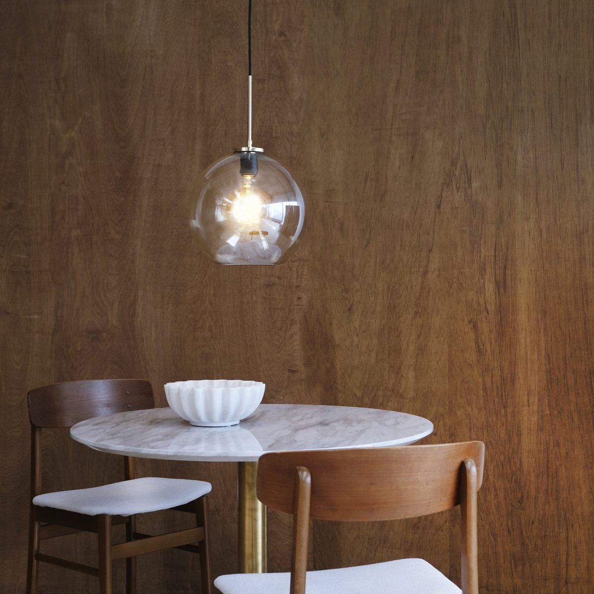 Loop Ø30 Mässing taklampa från Dyberg Larsen - Loop pendel &auml;r en elegant och stilren taklampa som tillf&ouml;r en h&auml;rlig atmosf&auml;r i hemmet.