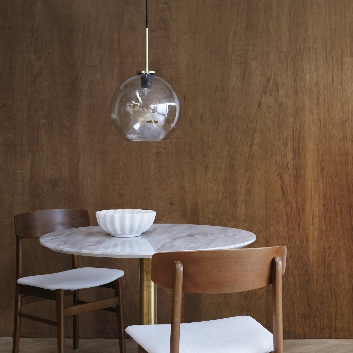 Loop Ø25 Mässing taklampa från Dyberg Larsen - Loop pendel &auml;r en elegant och stilren taklampa som tillf&ouml;r en h&auml;rlig atmosf&auml;r i hemmet.