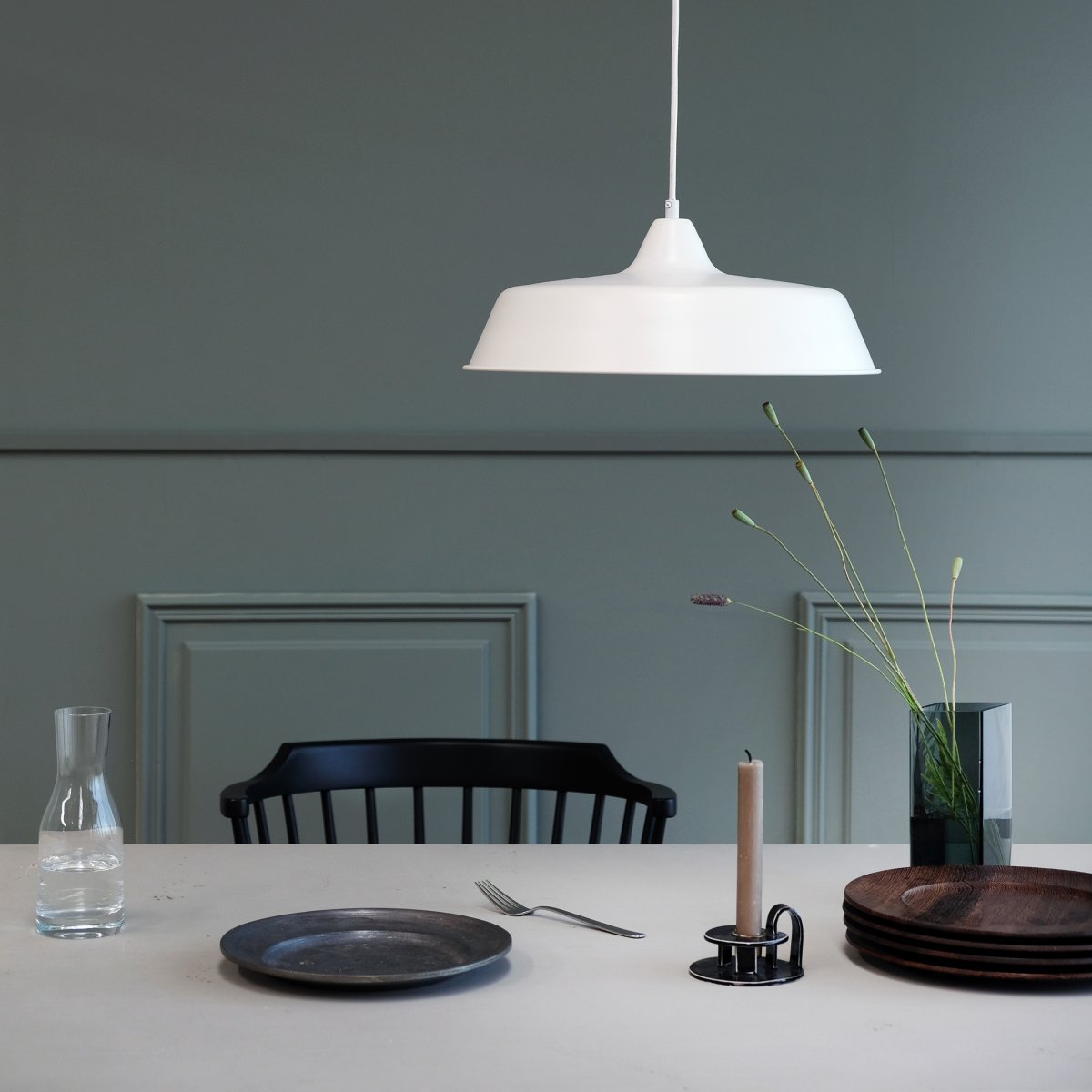 Raw Ø40 Vit taklampa från Dyberg Larsen - Raw pendel &auml;r modern och stilren taklampa av metall med charmig design.