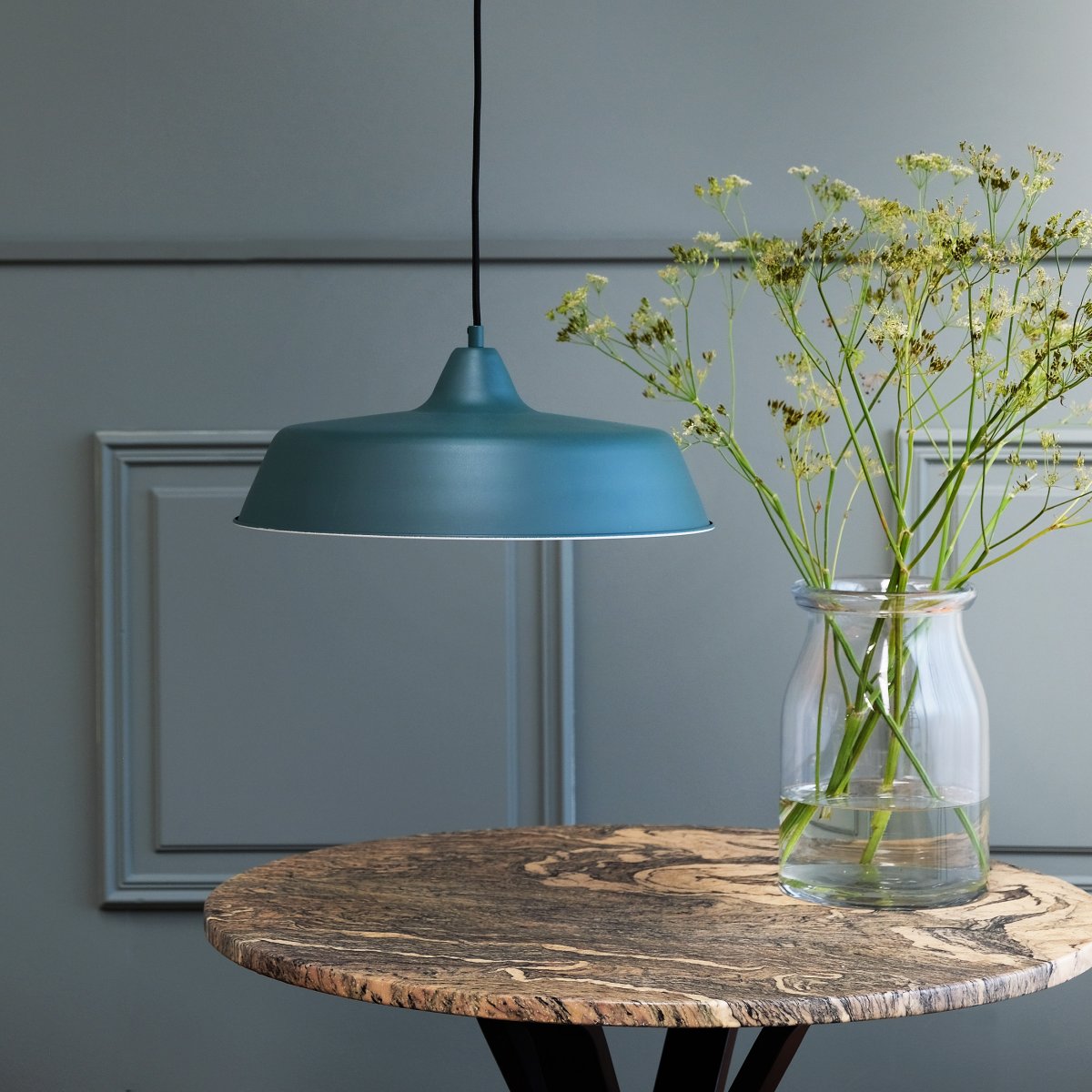 Raw Ø40 Mörkgrön taklampa från Dyberg Larsen - Raw pendel &auml;r modern och stilren taklampa av metall med charmig design.