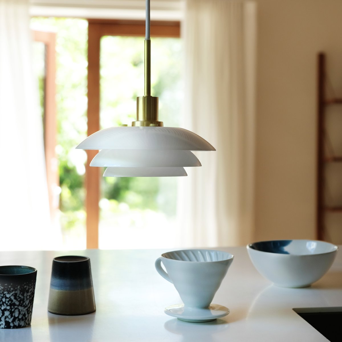 DL20 Ø20 Mässing taklampa från Dyberg Larsen - Pendeln levereras med en 3m vit textilsladd och har en klassisk och modern design med munbl&aring;st glas.