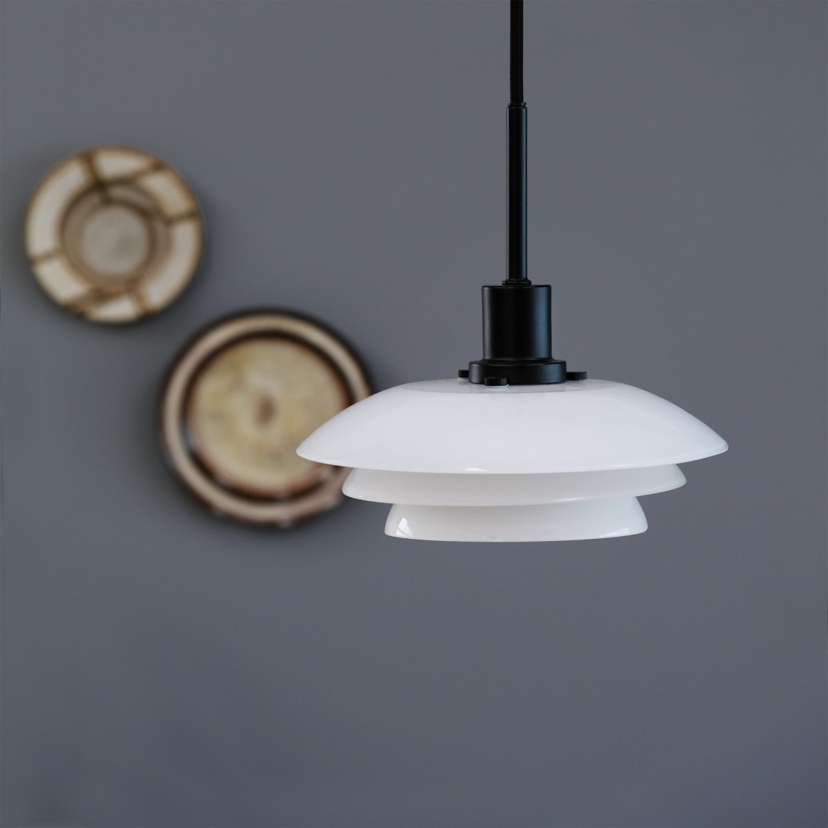 DL20 Ø20 Svart taklampa från Dyberg Larsen - Pendeln levereras med en 3m svart textilsladd och har en klassisk och modern design med munbl&aring;st glas.