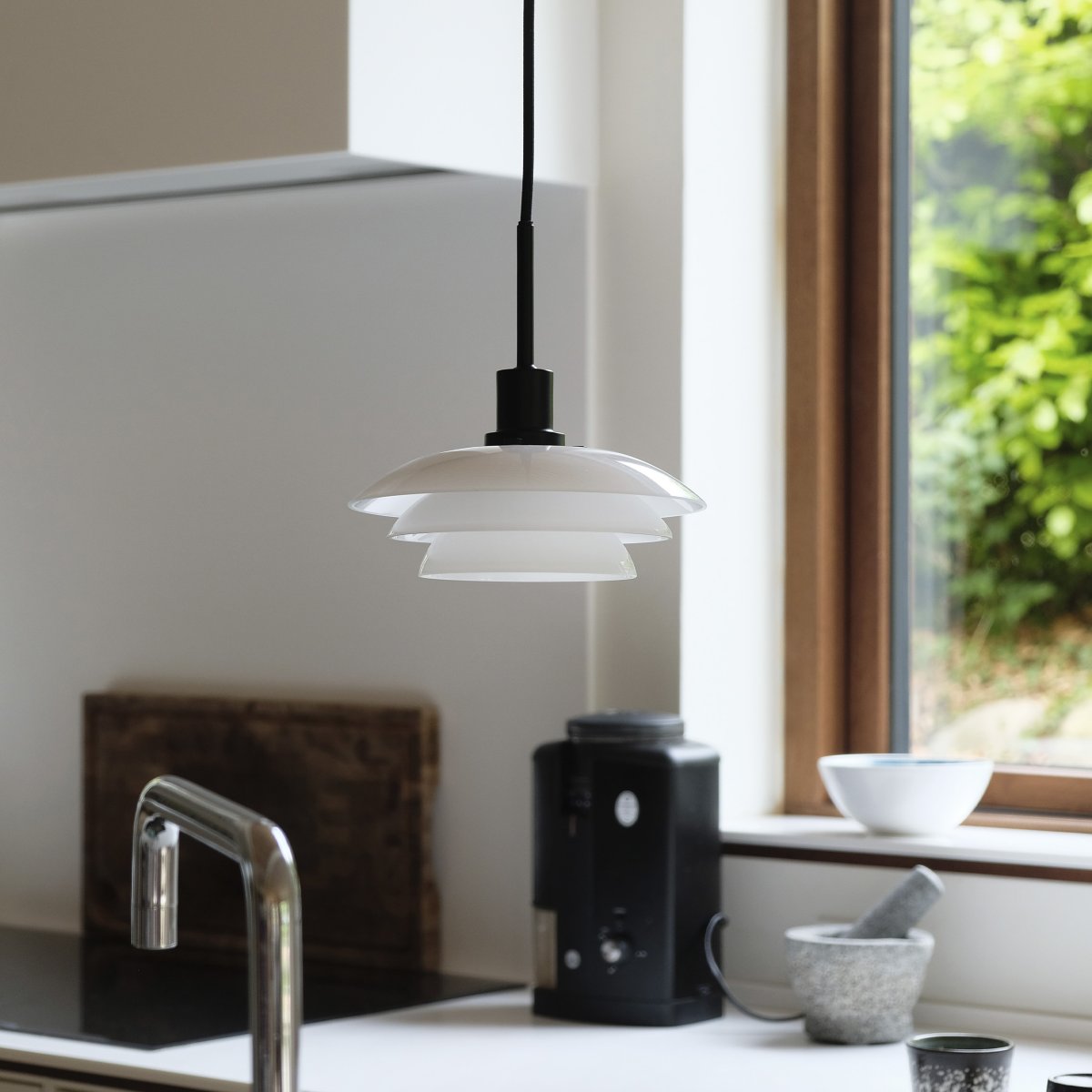 DL20 Ø20 Svart taklampa från Dyberg Larsen - Pendeln levereras med en 3m svart textilsladd och har en klassisk och modern design med munbl&aring;st glas.