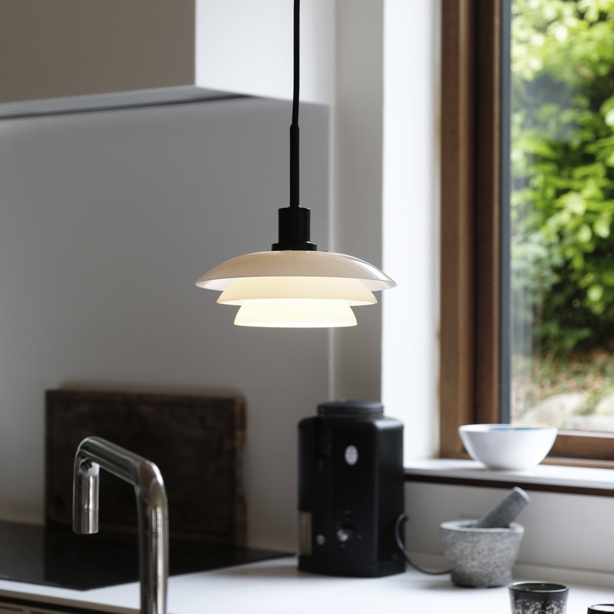 DL20 Ø20 Svart taklampa från Dyberg Larsen - Pendeln levereras med en 3m svart textilsladd och har en klassisk och modern design med munbl&aring;st glas.