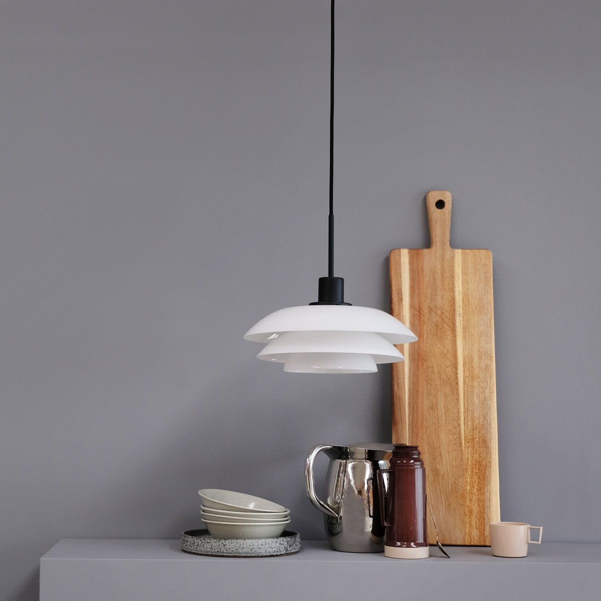 DL31 Ø31 Svart taklampa från Dyberg Larsen - Pendeln levereras med en 3m svart textilsladd och har en klassisk och modern design med munbl&aring;st glas.