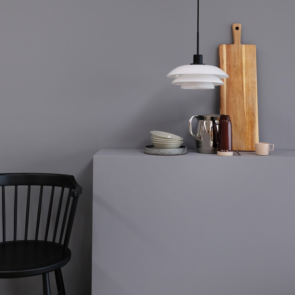 DL31 Ø31 Svart taklampa från Dyberg Larsen - Pendeln levereras med en 3m svart textilsladd och har en klassisk och modern design med munbl&aring;st glas.