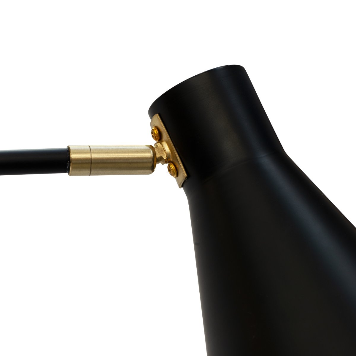 Miles Svart golvlampa från Dyberg Larsen - Med sina subtila m&auml;ssingsdetaljer vid foten och sk&auml;rmen tillf&ouml;r lampan en k&auml;nsla av lyx och stil i hemmet.