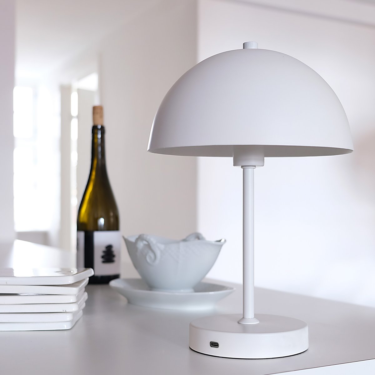 Stockholm 30cm Vit portabel från Dyberg Larsen - Stockholm LED-bordslampa i vitt &auml;r en uppladdningsbar lampa med tre ljusstyrkeniv&aring;er (100 %, 50 % och 25 %), idealisk f&ouml;r b&aring;de inomhus- och tillf&auml;llig utomhusanv&auml;ndning.