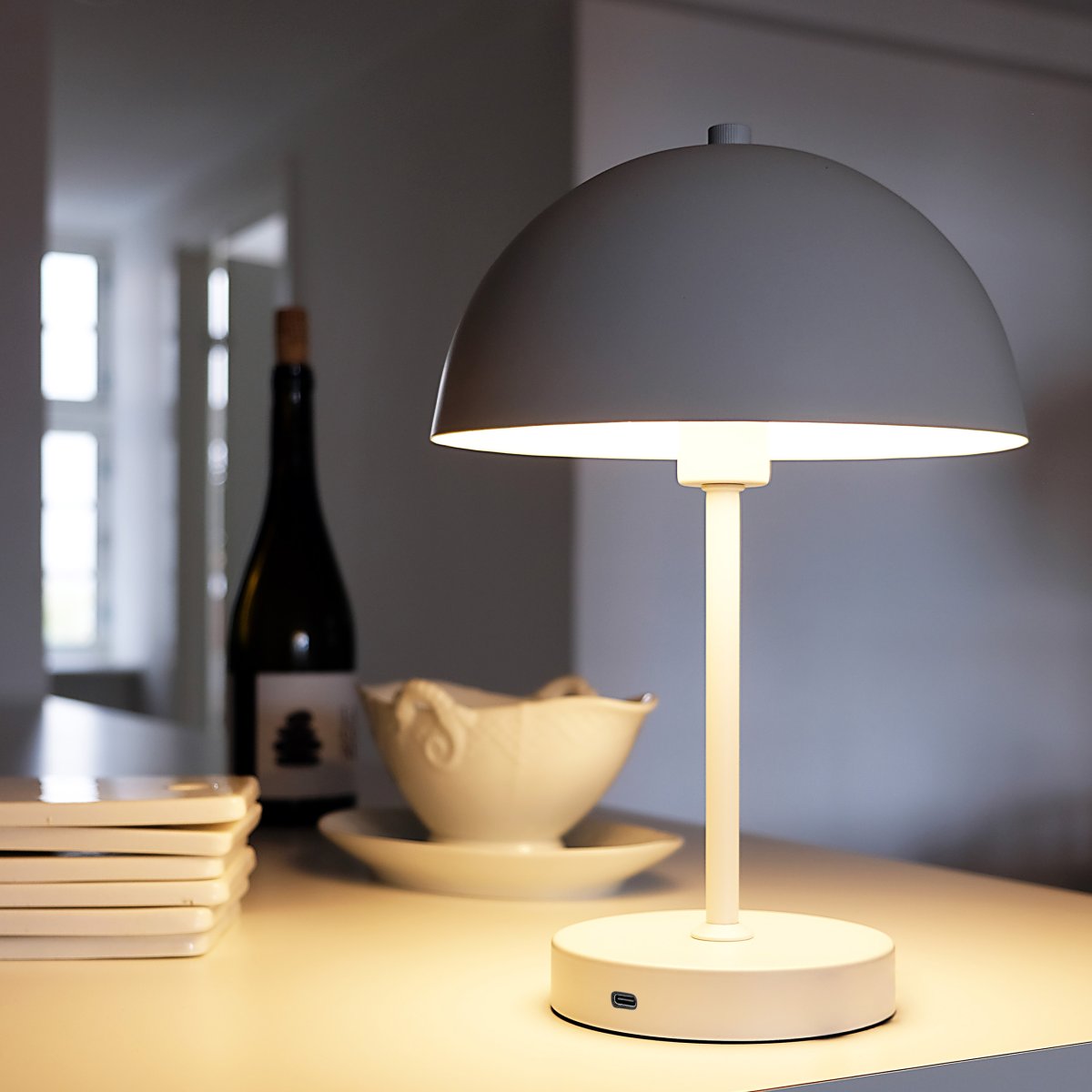 Stockholm 30cm Vit portabel från Dyberg Larsen - Stockholm LED-bordslampa i vitt &auml;r en uppladdningsbar lampa med tre ljusstyrkeniv&aring;er (100 %, 50 % och 25 %), idealisk f&ouml;r b&aring;de inomhus- och tillf&auml;llig utomhusanv&auml;ndning.