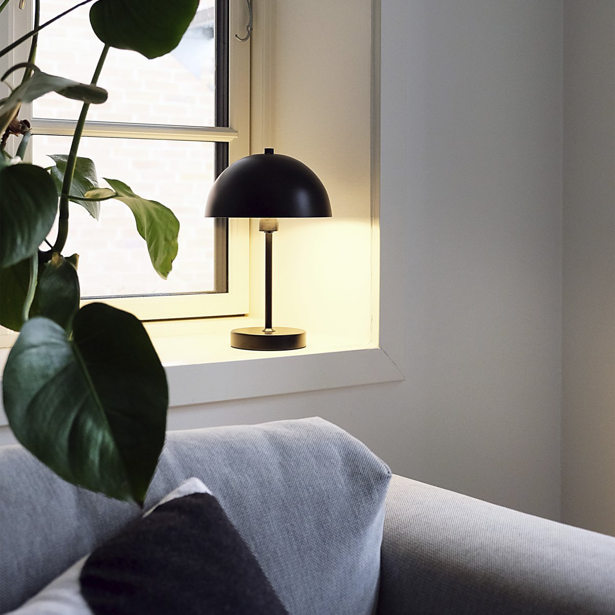 Stockholm 30cm Svart portabel från Dyberg Larsen - Stockholm LED-bordslampa i svart &auml;r en uppladdningsbar lampa med tre ljusstyrkeniv&aring;er (100 %, 50 % och 25 %), idealisk f&ouml;r b&aring;de inomhus- och tillf&auml;llig utomhusanv&auml;ndning.