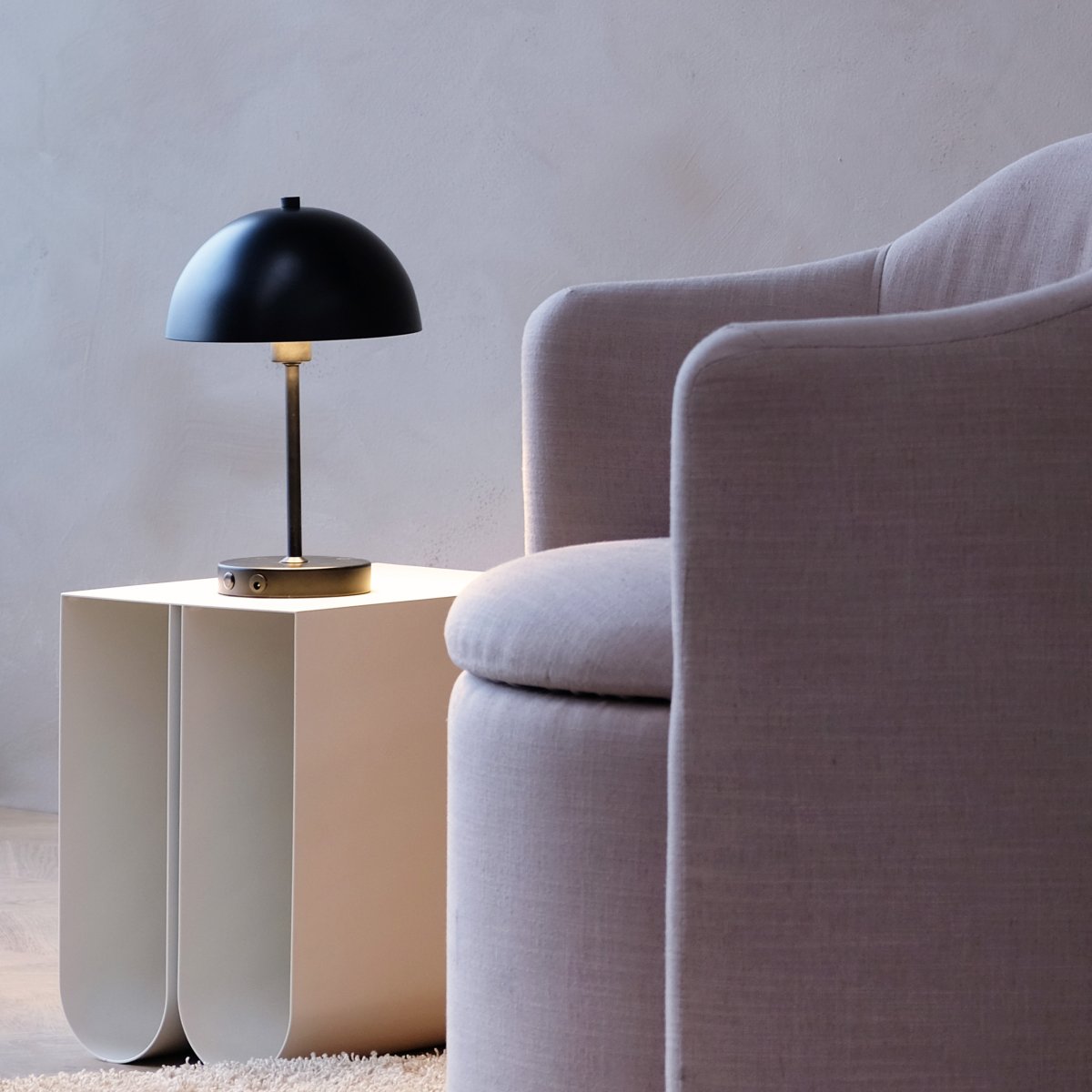 Stockholm 30cm Svart portabel från Dyberg Larsen - Stockholm LED-bordslampa i svart &auml;r en uppladdningsbar lampa med tre ljusstyrkeniv&aring;er (100 %, 50 % och 25 %), idealisk f&ouml;r b&aring;de inomhus- och tillf&auml;llig utomhusanv&auml;ndning.