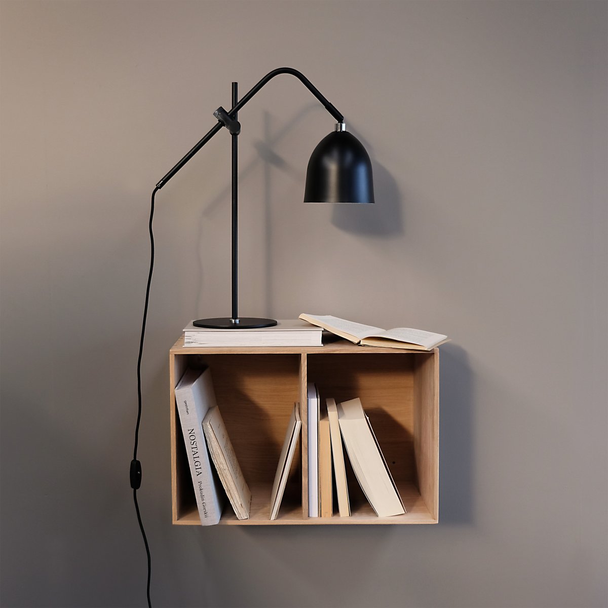 Easton 56cm Svart skrivbordslampa från Dyberg Larsen - Lamporna &auml;r tillverkade i svart metall med kromdetaljer och har en sladdl&auml;ngd p&aring; 1,6 meter.