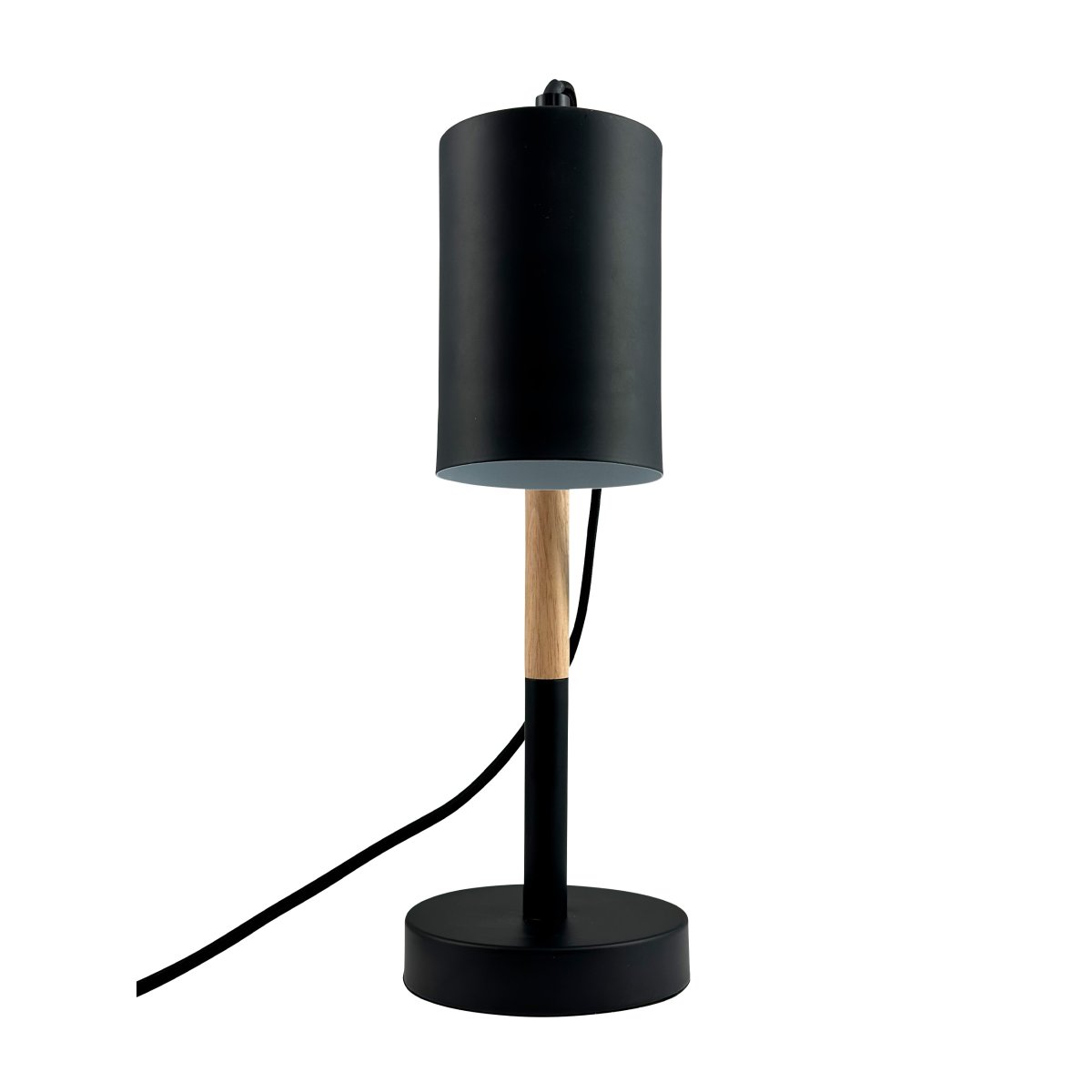 Woody 35cm Svart skrivbordslampa från Dyberg Larsen - Lampan har en svart metallsk&auml;rm och bas som ger ett stilrent uttryck, medan benet &auml;r gjort av tr&auml; f&ouml;r en varm och inbjudande k&auml;nsla.