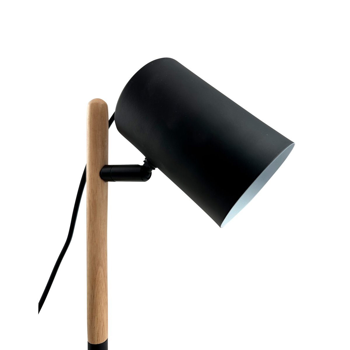 Woody 35cm Svart skrivbordslampa från Dyberg Larsen - Lampan har en svart metallsk&auml;rm och bas som ger ett stilrent uttryck, medan benet &auml;r gjort av tr&auml; f&ouml;r en varm och inbjudande k&auml;nsla.