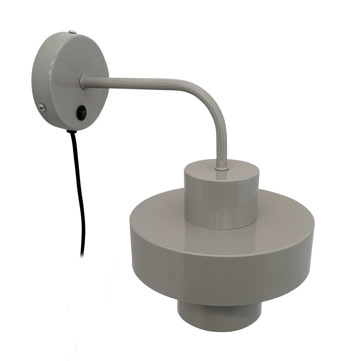 Stoke Ø15 Varmgrå vägglampa från Dyberg Larsen - Den &auml;r tillverkad i metall med en glansig yta som framh&auml;ver lampans cylindriska former och skapar en balanserad kontrast mot andra material som sten, tr&auml; och textilier.