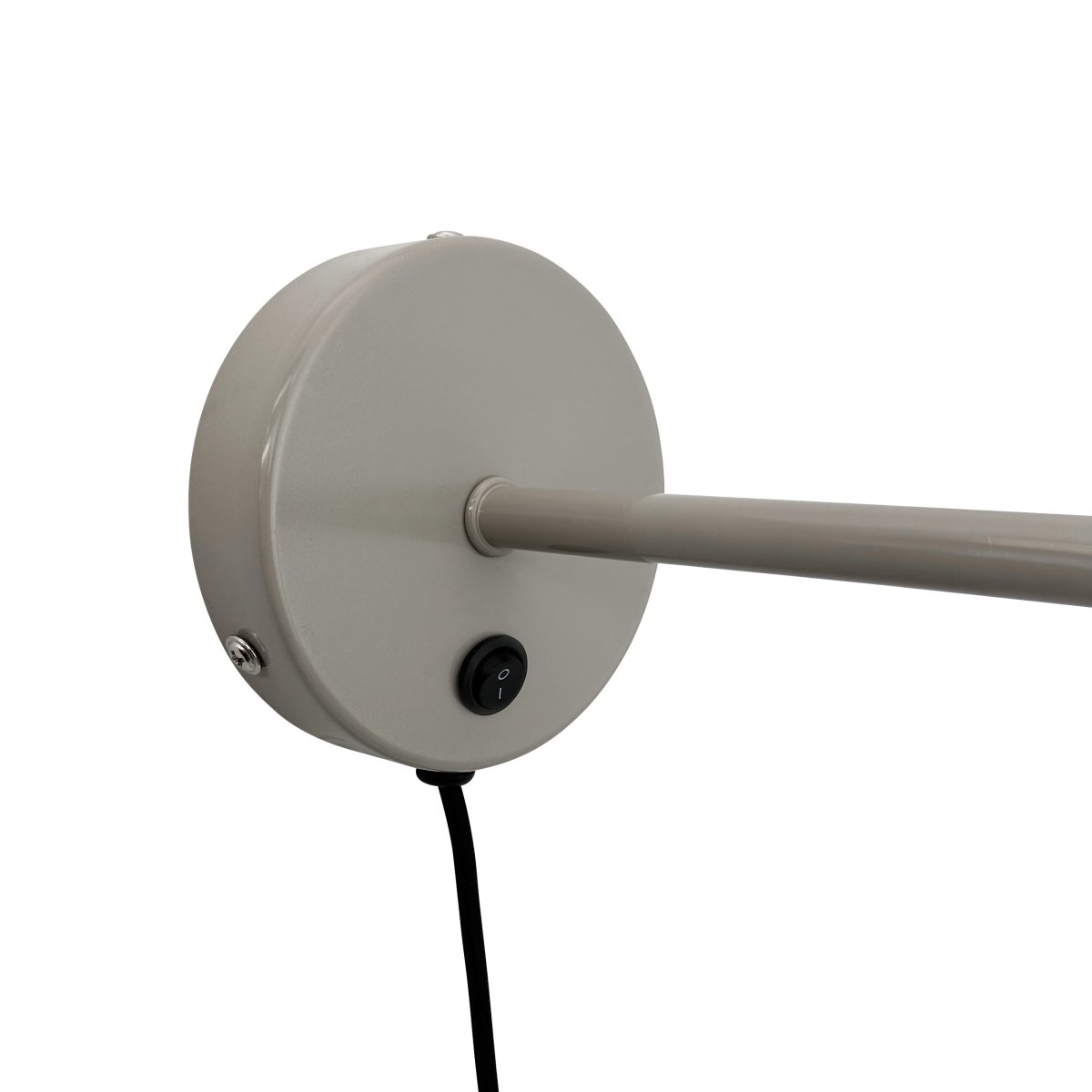 Stoke Ø15 Varmgrå vägglampa från Dyberg Larsen - Den &auml;r tillverkad i metall med en glansig yta som framh&auml;ver lampans cylindriska former och skapar en balanserad kontrast mot andra material som sten, tr&auml; och textilier.