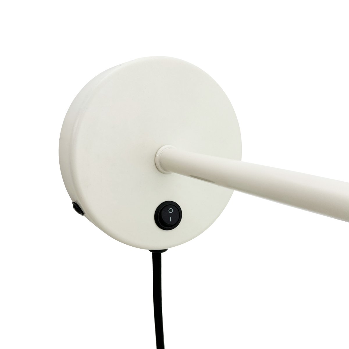 Stoke Ø15 Vit vägglampa från Dyberg Larsen - Den &auml;r tillverkad i metall med en glansig yta som framh&auml;ver lampans cylindriska former och skapar en balanserad kontrast mot andra material som sten, tr&auml; och textilier.