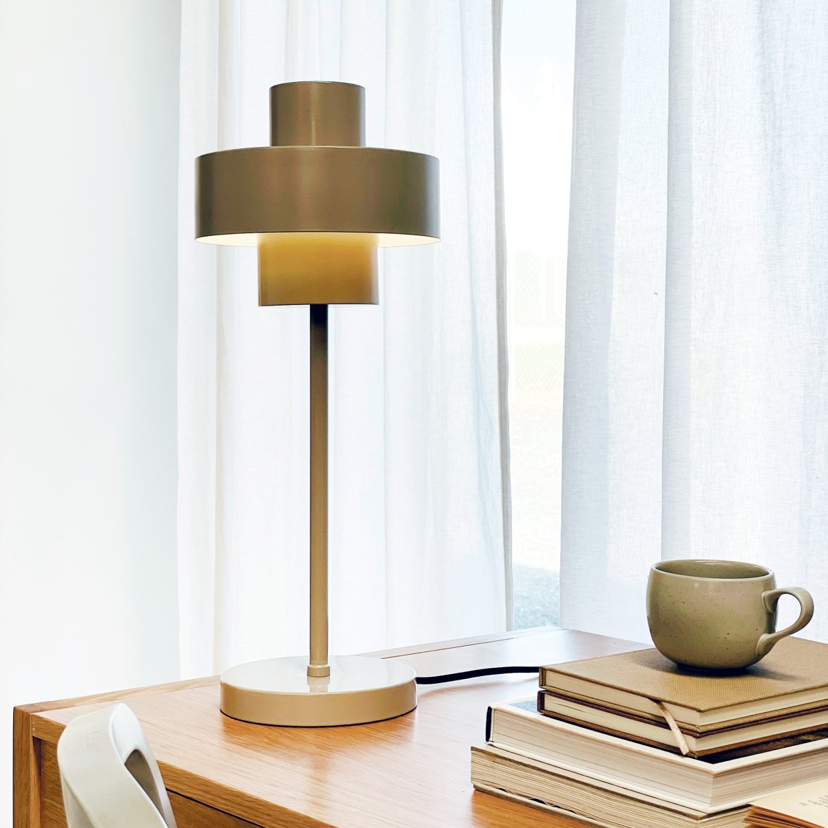 Stoke 50cm Varmgrå bordslampa från Dyberg Larsen - Lampan passar perfekt som b&aring;de en skulptural inredningsdetalj och ljuspunkt, exempelvis i k&ouml;ket, p&aring; skrivbordet eller i vardagsrummet.