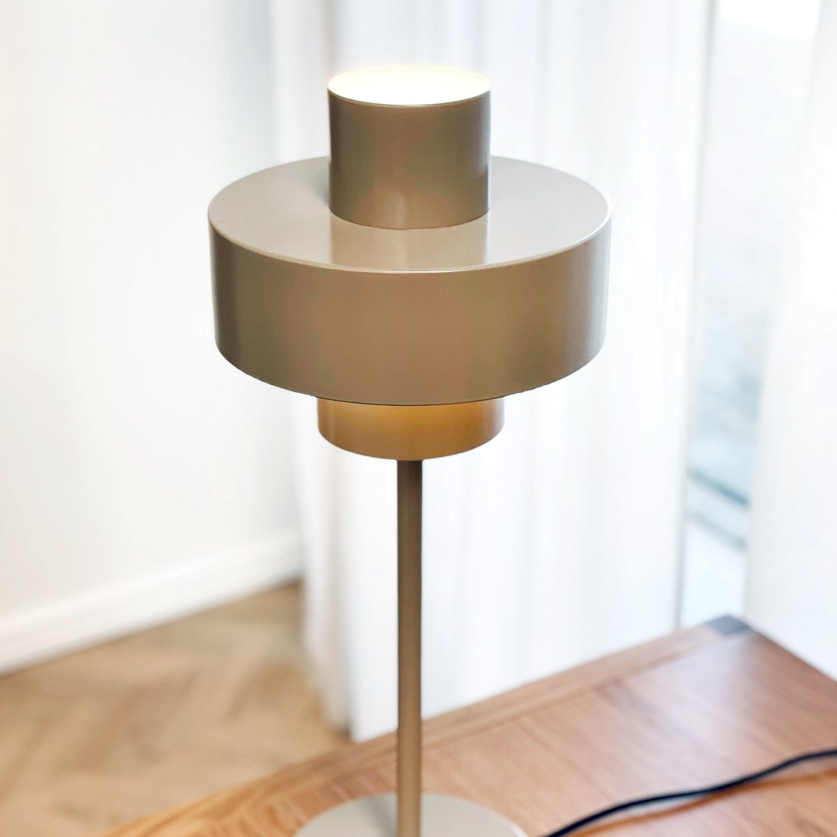Stoke 50cm Varmgrå bordslampa från Dyberg Larsen - Lampan passar perfekt som b&aring;de en skulptural inredningsdetalj och ljuspunkt, exempelvis i k&ouml;ket, p&aring; skrivbordet eller i vardagsrummet.