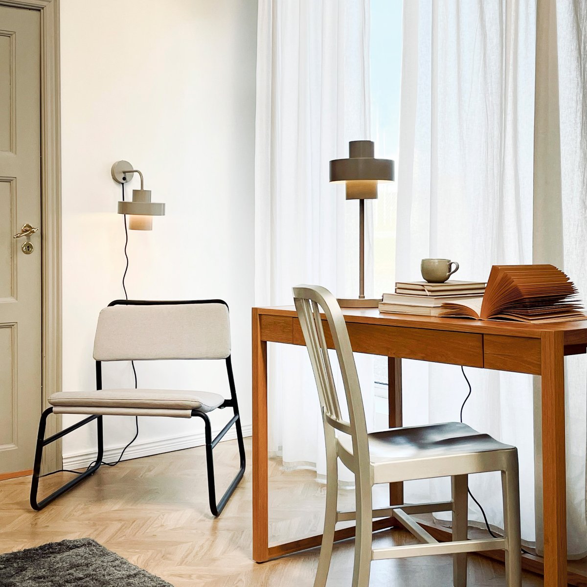 Stoke 50cm Varmgrå bordslampa från Dyberg Larsen - Lampan passar perfekt som b&aring;de en skulptural inredningsdetalj och ljuspunkt, exempelvis i k&ouml;ket, p&aring; skrivbordet eller i vardagsrummet.