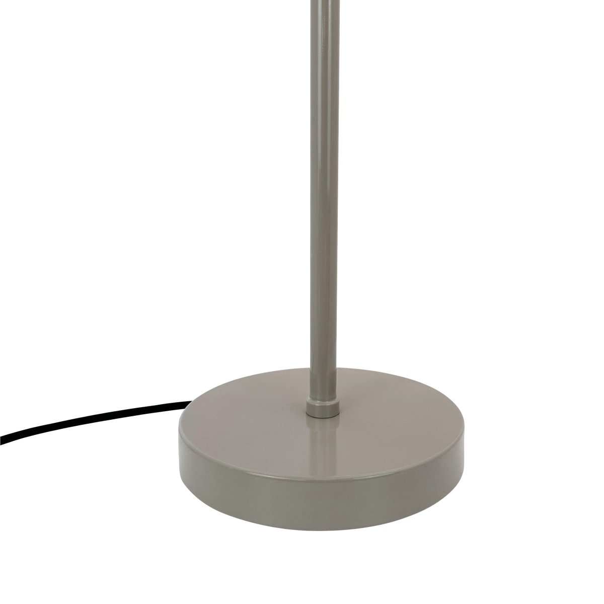 Stoke 50cm Varmgrå bordslampa från Dyberg Larsen - Lampan passar perfekt som b&aring;de en skulptural inredningsdetalj och ljuspunkt, exempelvis i k&ouml;ket, p&aring; skrivbordet eller i vardagsrummet.