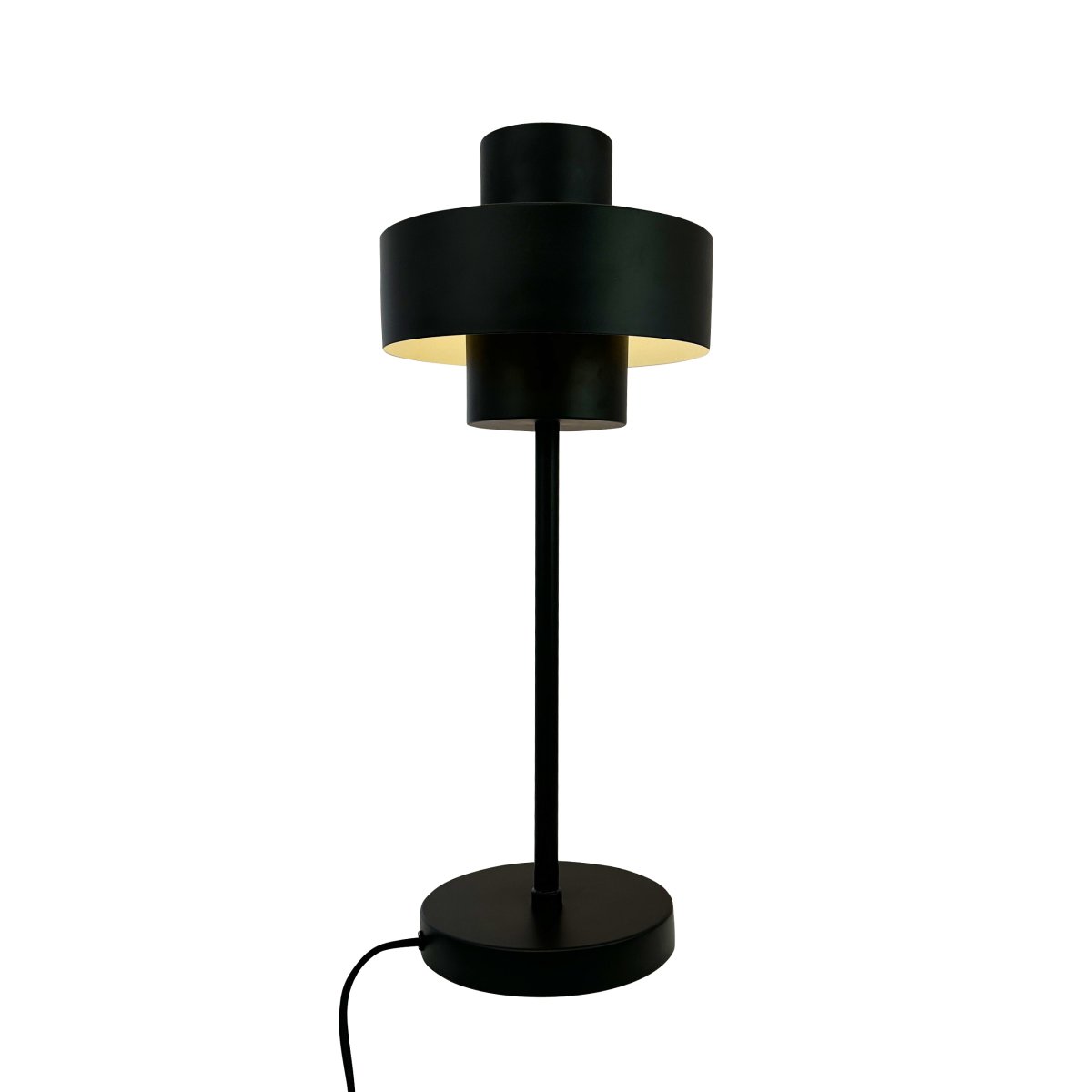 Stoke 50cm Svart bordslampa från Dyberg Larsen - Lampan passar perfekt som b&aring;de en skulptural inredningsdetalj och ljuspunkt, exempelvis i k&ouml;ket, p&aring; skrivbordet eller i vardagsrummet.