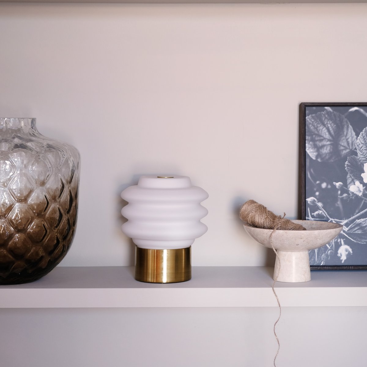 Diva LED 18cm Mässing portabel från Dyberg Larsen - Tillverkad av opalglas ger den ett mjukt, behagligt sken, och den inbyggda LED-tekniken g&ouml;r den energieffektiv och h&aring;llbar.