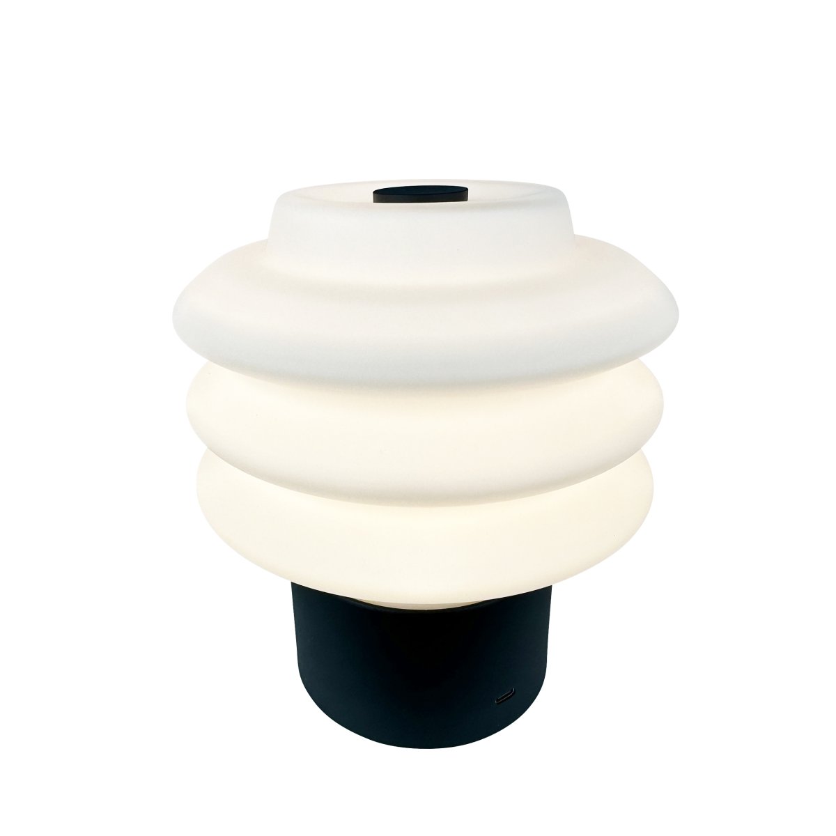 Diva LED 18cm Svart portabel från Dyberg Larsen - Tillverkad av opalglas ger den ett mjukt, behagligt sken, och den inbyggda LED-tekniken g&ouml;r den energieffektiv och h&aring;llbar.
