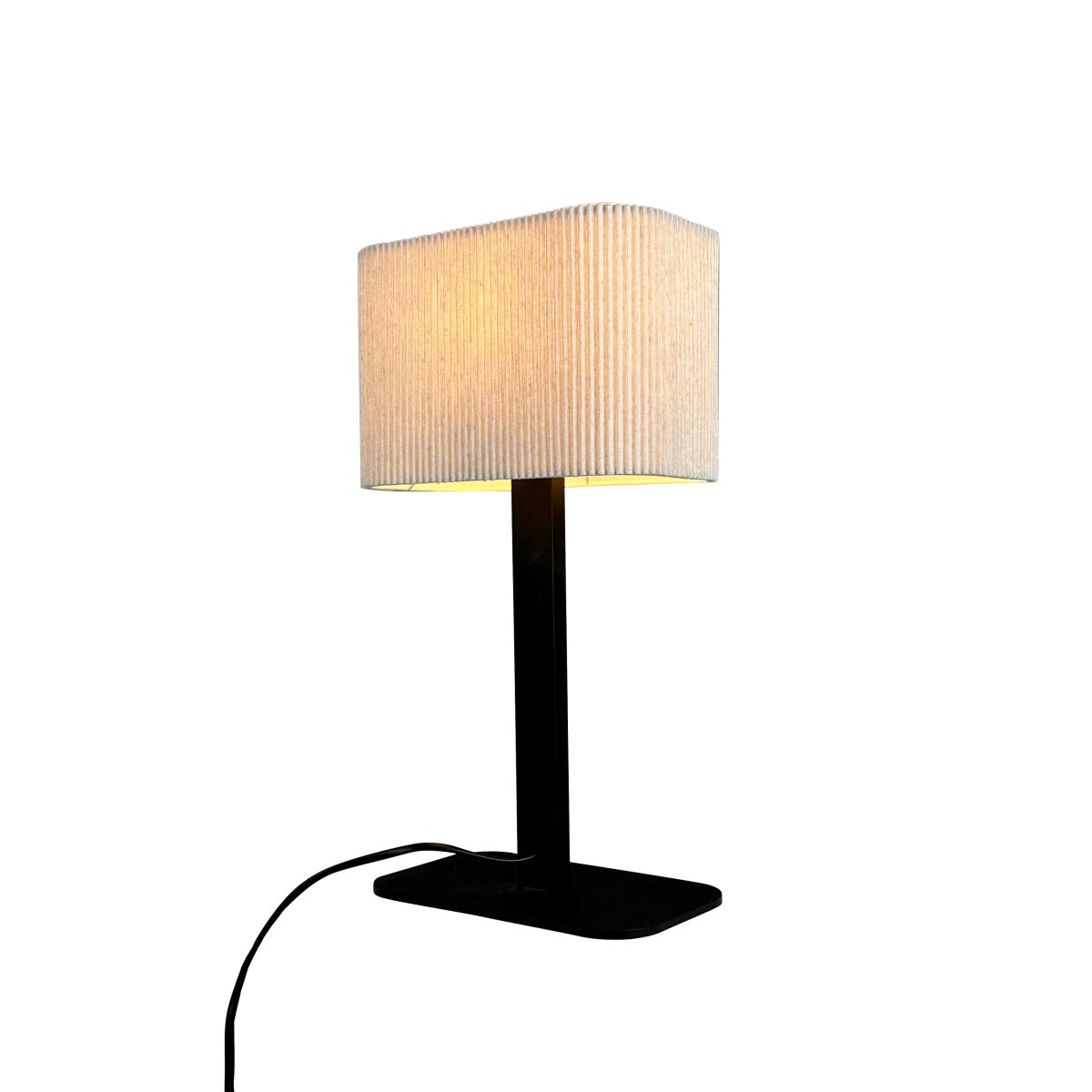 Calix oval 40cm Svart bordslampa från Dyberg Larsen - Den ribbade, naturf&auml;rgade sk&auml;rmen av textil medf&ouml;r en v&auml;rme till rummet och i kombination med den svarta metallfoten passar Calix in i alla stilar och hem.