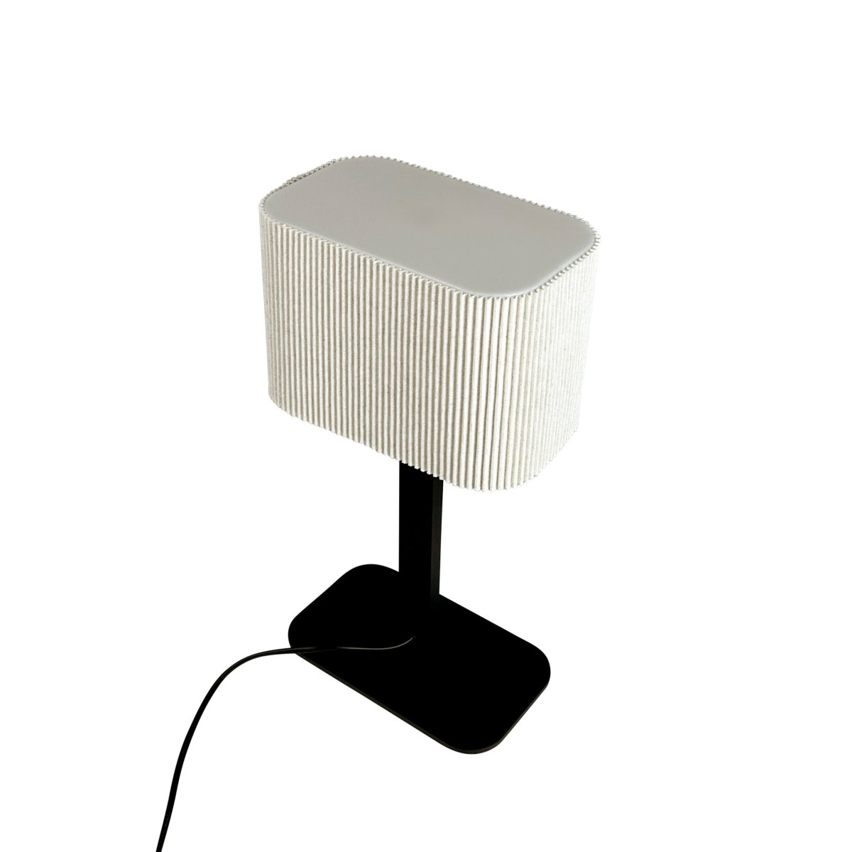 Calix oval 40cm Svart bordslampa från Dyberg Larsen - Den ribbade, naturf&auml;rgade sk&auml;rmen av textil medf&ouml;r en v&auml;rme till rummet och i kombination med den svarta metallfoten passar Calix in i alla stilar och hem.