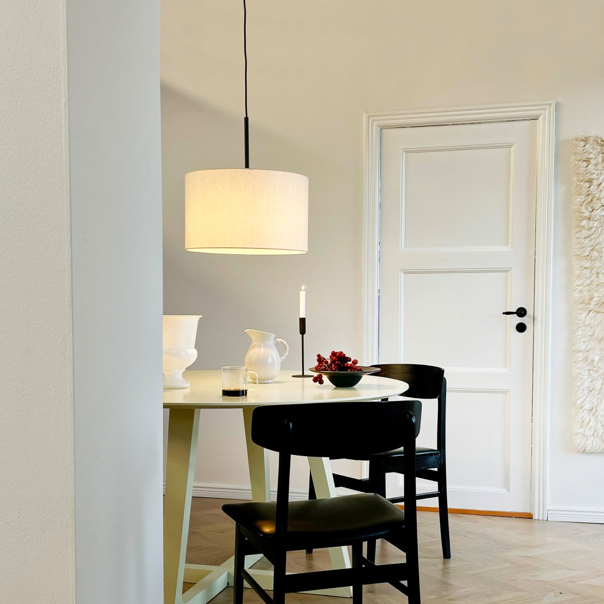 Calix high Ø45 Offwhite taklampa från Dyberg Larsen - Calix &auml;r en modern pendel med tidl&ouml;s design.
