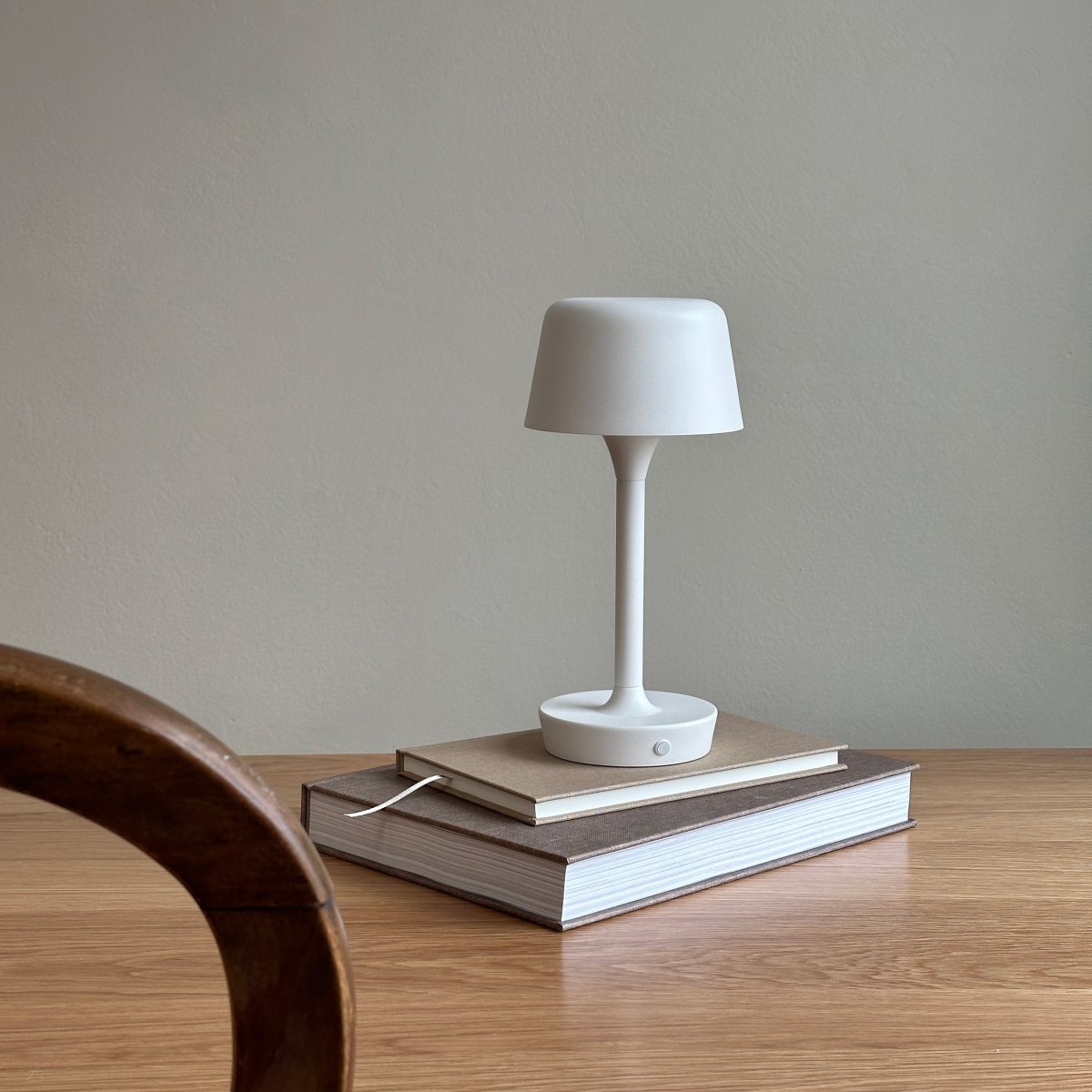 Flow 25cm Vit portabel från Dyberg Larsen - Lampan &auml;r tr&aring;dl&ouml;s och l&auml;tt att flytta, vilket ger frihet att placera den var som helst.