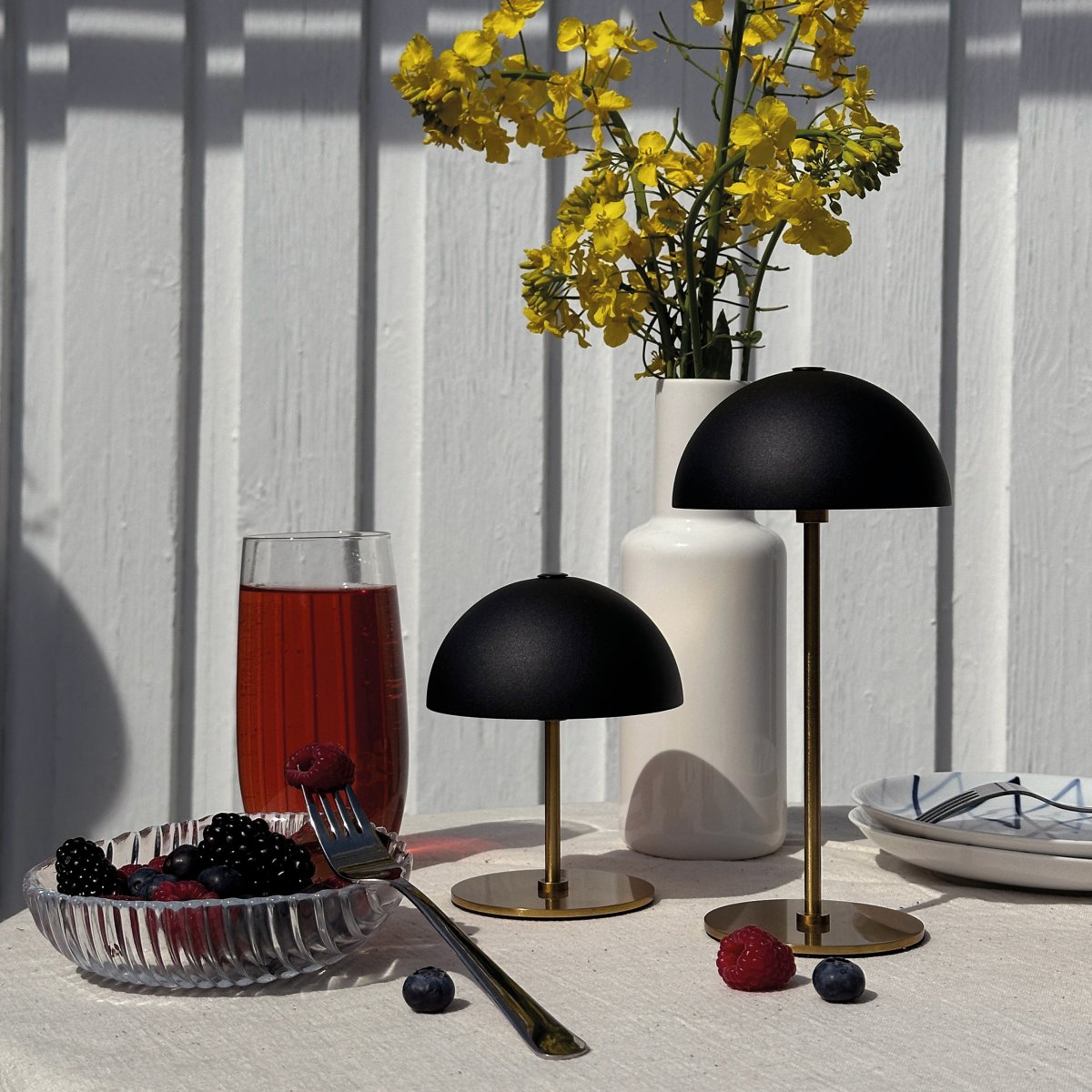 Along set 20cm Svart portabel från Dyberg Larsen - Along levereras i ett set om tv&aring; lampor som kan monteras p&aring; tre olika s&auml;tt &ndash; en h&ouml;g och en l&aring;g, tv&aring; l&aring;ga eller tv&aring; h&ouml;ga &ndash; helt utan verktyg.