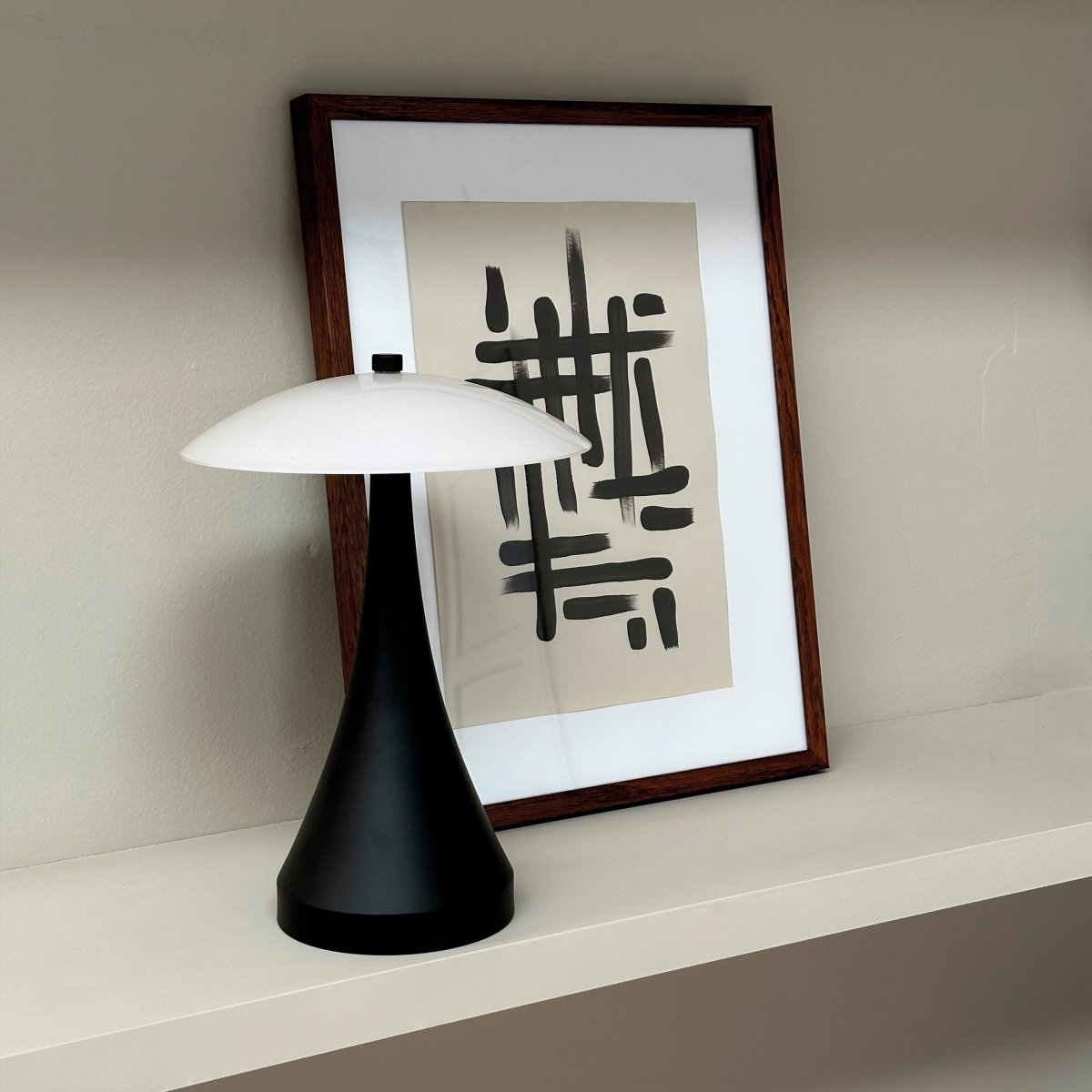 Vienna 28cm Svart portabel från Dyberg Larsen - Vienna LED-lampan imponerar med sitt mjuka och behagliga ljus, som kan justeras i tre olika ljusstyrkor f&ouml;r att skapa precis r&auml;tt atmosf&auml;r.