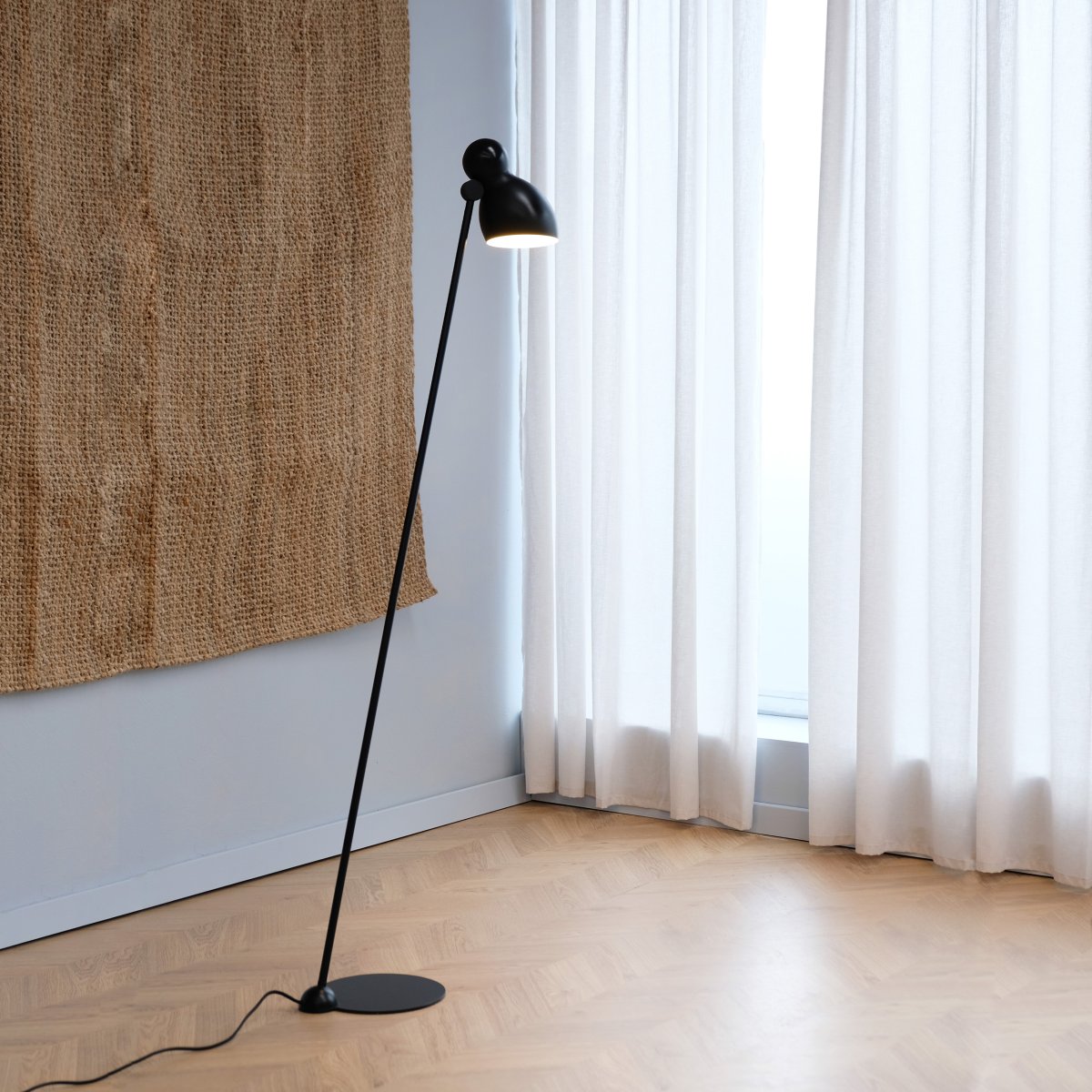 Ludo Svart golvlampa från Dyberg Larsen - Tillverkad i h&ouml;gkvalitativ metall med en silkeslen finish, tillf&ouml;r Ludo en touch av klassisk design till ditt hem.