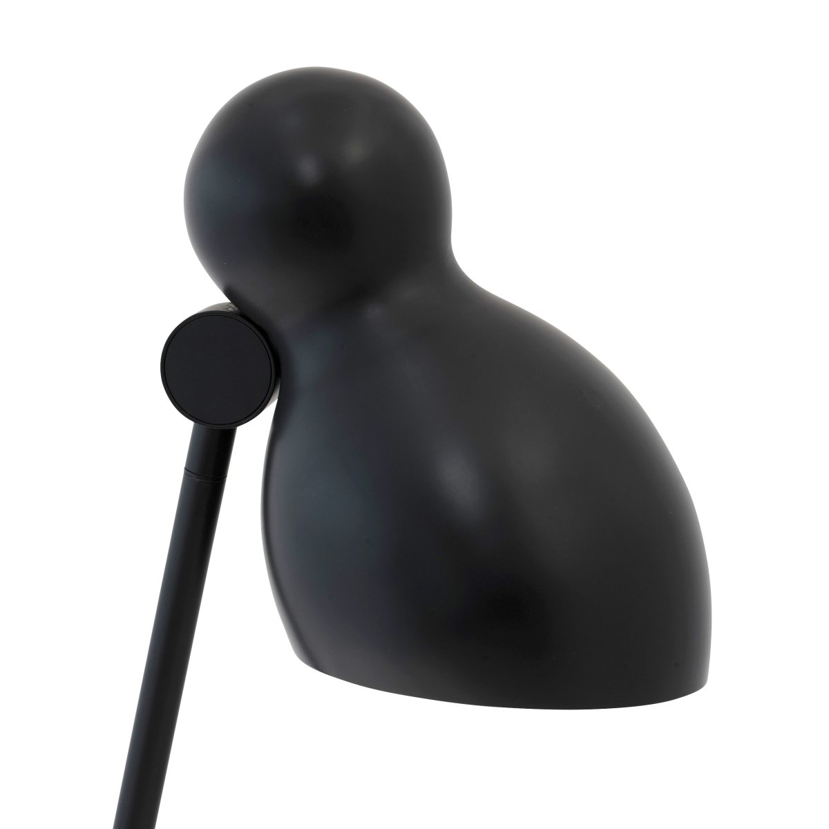 Ludo Svart golvlampa från Dyberg Larsen - Tillverkad i h&ouml;gkvalitativ metall med en silkeslen finish, tillf&ouml;r Ludo en touch av klassisk design till ditt hem.