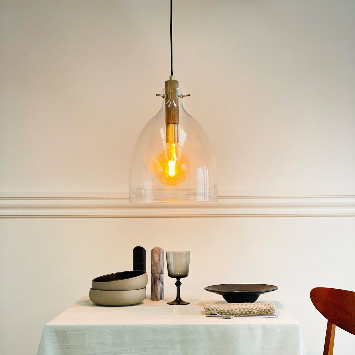 Bistro Ø30 Transparent taklampa från Dyberg Larsen - Oavsett om du vill lyfta din k&ouml;ksbelysning eller skapa en mysig matplats, erbjuder Bistro taklampa en stilren och funktionell ljusl&ouml;sning.