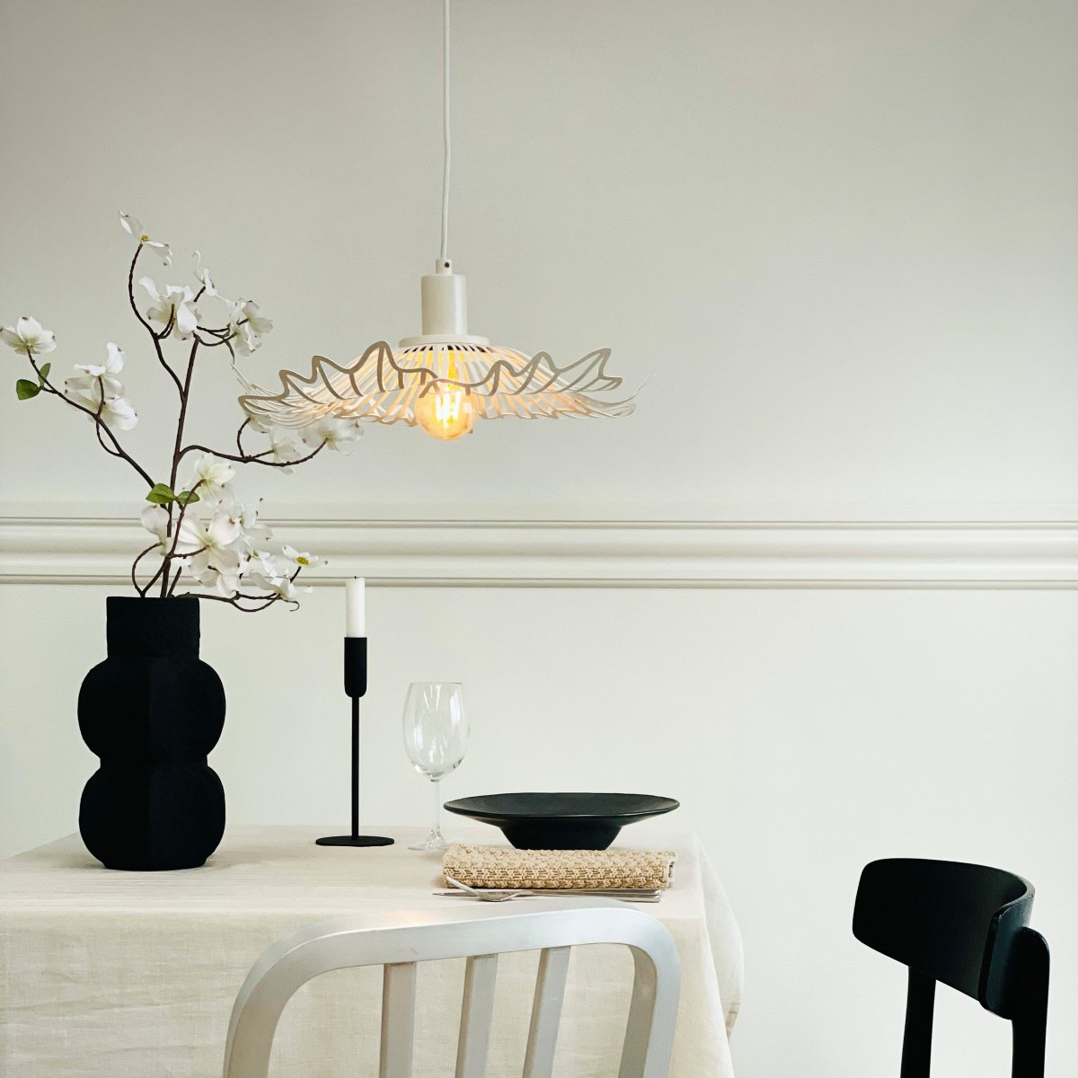 Flora Ø40 Pärlvit taklampa från Dyberg Larsen - Finns i tv&aring; eleganta varianter: matt svart, med en industriell fransk k&auml;nsla, och p&auml;rlvitt, som kombinerar romantisk bohemstil med en minimalistisk touch.