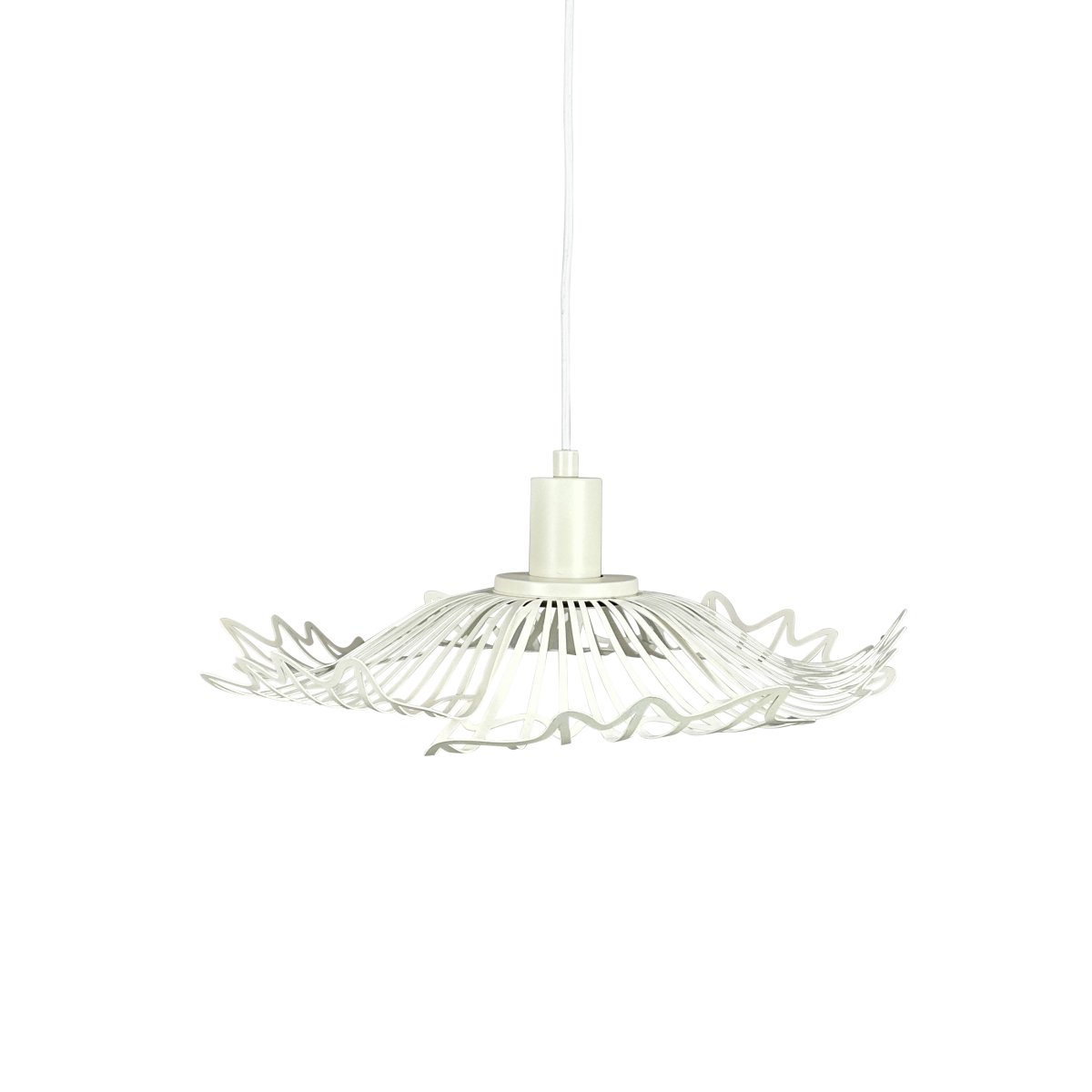 Flora Ø40 Pärlvit taklampa från Dyberg Larsen - Finns i tv&aring; eleganta varianter: matt svart, med en industriell fransk k&auml;nsla, och p&auml;rlvitt, som kombinerar romantisk bohemstil med en minimalistisk touch.