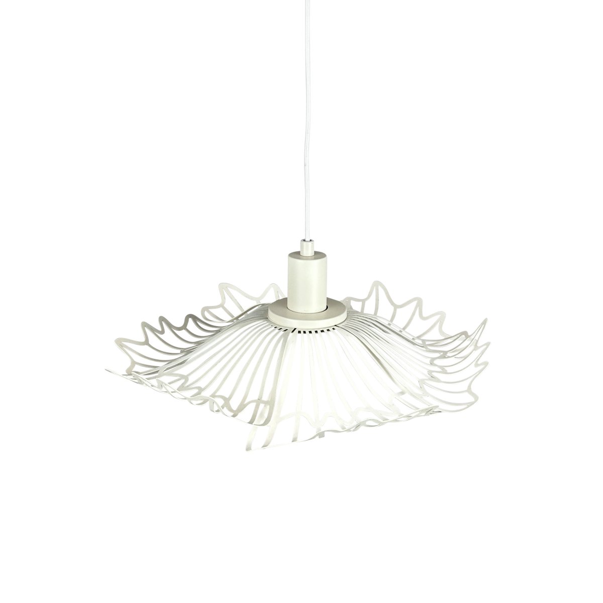 Flora Ø40 Pärlvit taklampa från Dyberg Larsen - Finns i tv&aring; eleganta varianter: matt svart, med en industriell fransk k&auml;nsla, och p&auml;rlvitt, som kombinerar romantisk bohemstil med en minimalistisk touch.
