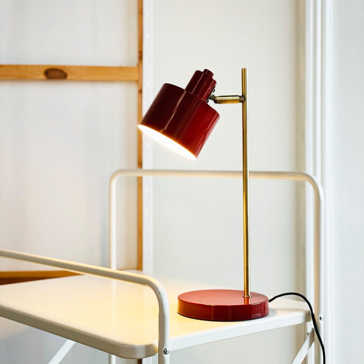 Ocean 43cm Röd skrivbordslampa från Dyberg Larsen - Med sin retrostil och moderna inslag &auml;r den en stilfull inredningsdetalj som passar perfekt i sovrummet eller som indirekt ljusk&auml;lla i vardagsrummet.