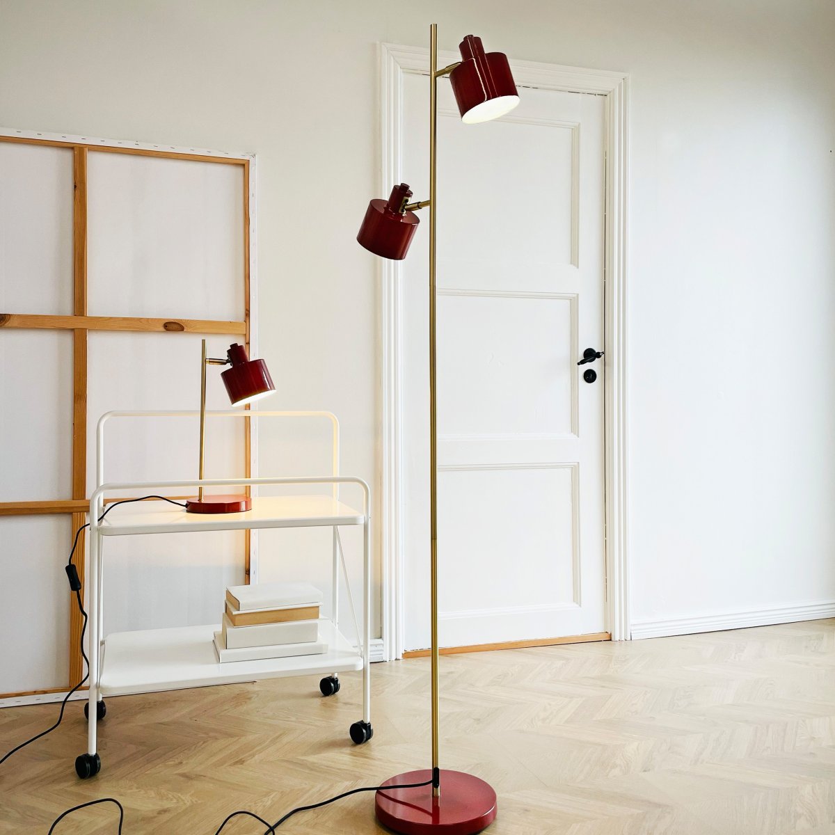 Ocean 43cm Röd skrivbordslampa från Dyberg Larsen - Med sin retrostil och moderna inslag &auml;r den en stilfull inredningsdetalj som passar perfekt i sovrummet eller som indirekt ljusk&auml;lla i vardagsrummet.