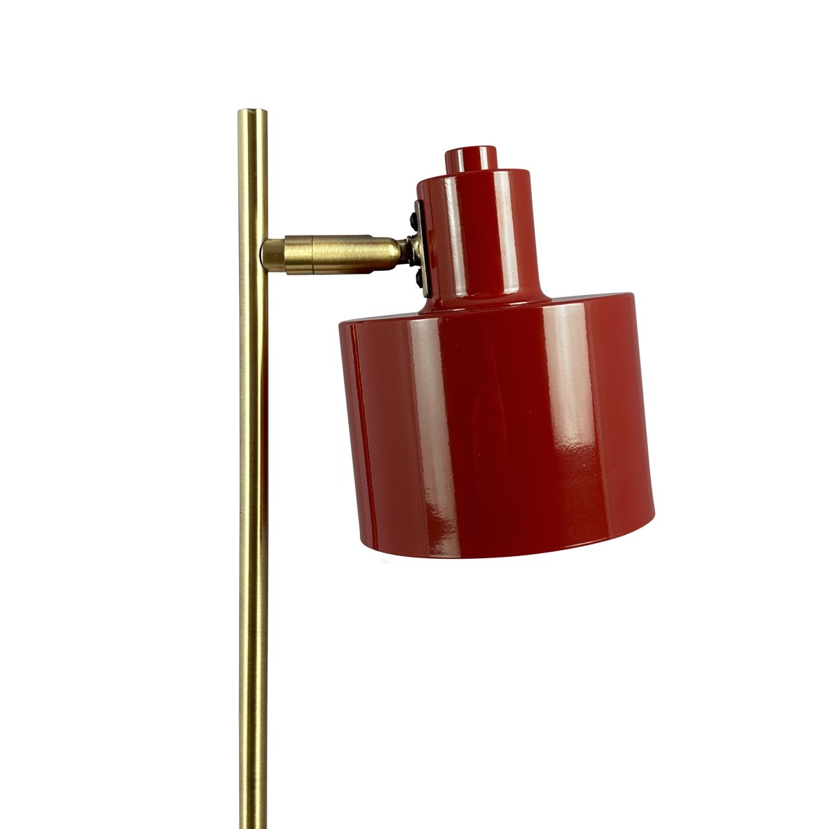 Ocean 43cm Röd skrivbordslampa från Dyberg Larsen - Med sin retrostil och moderna inslag &auml;r den en stilfull inredningsdetalj som passar perfekt i sovrummet eller som indirekt ljusk&auml;lla i vardagsrummet.