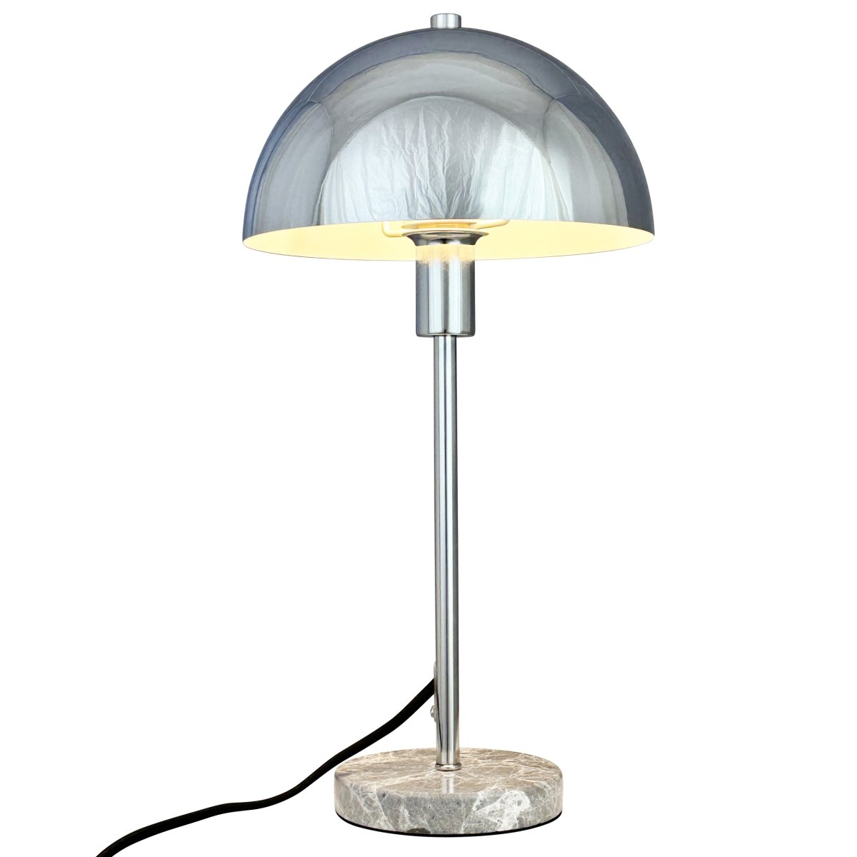 Stockholm 40cm Krom bordslampa från Dyberg Larsen - Den solida marmorfoten ger lampan ett exklusivt och tidl&ouml;st uttryck, medan den smala kromramen tillf&ouml;r en l&auml;tt och stilren k&auml;nsla.